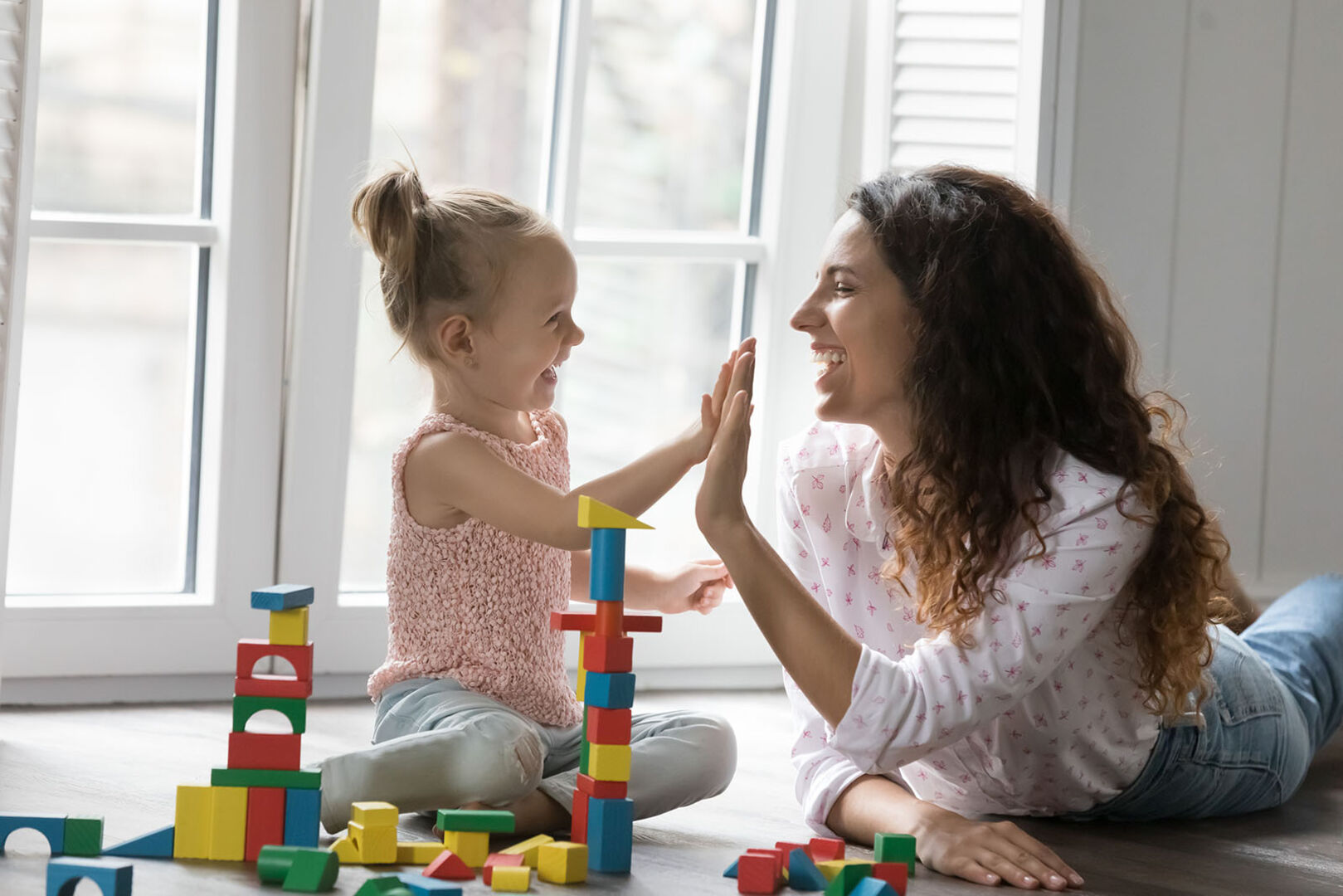 Frau spielt mit kleinem Mädchen | Credit: iStock.com/fizkes