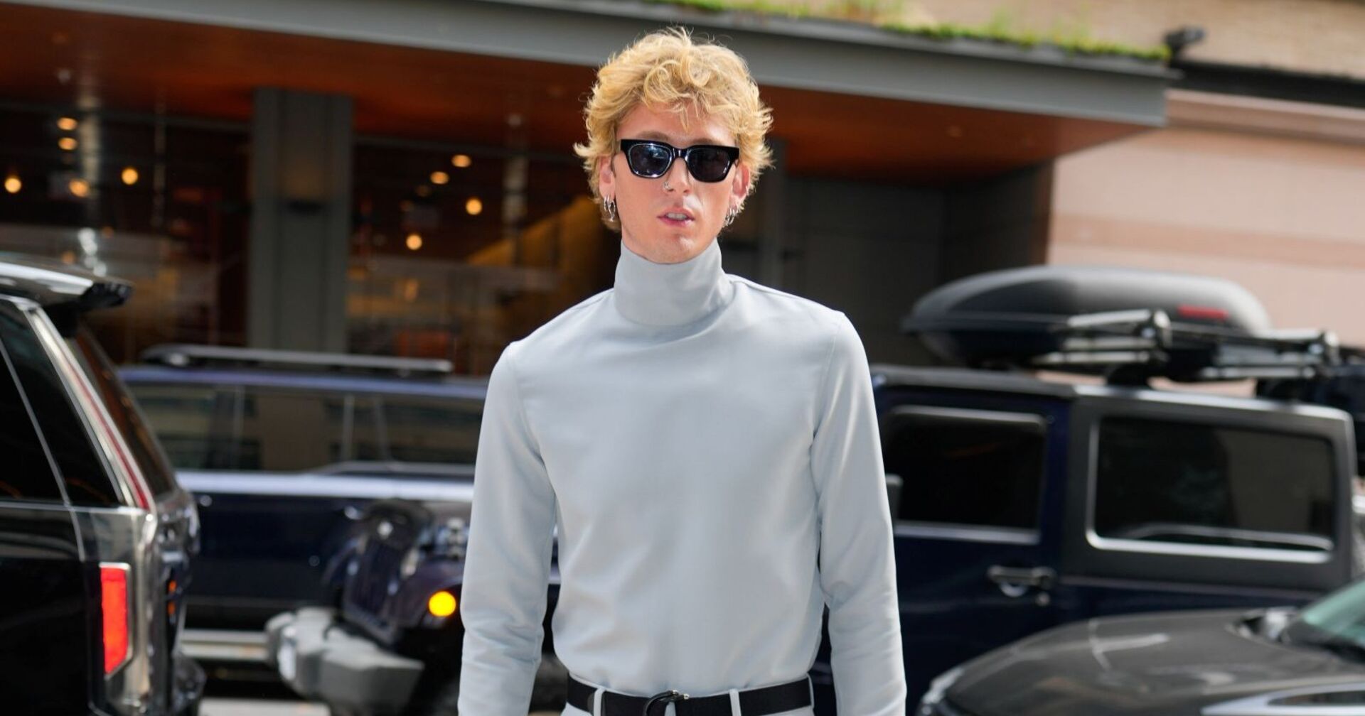 Machine Gun Kelly im grauen Pullover in New York