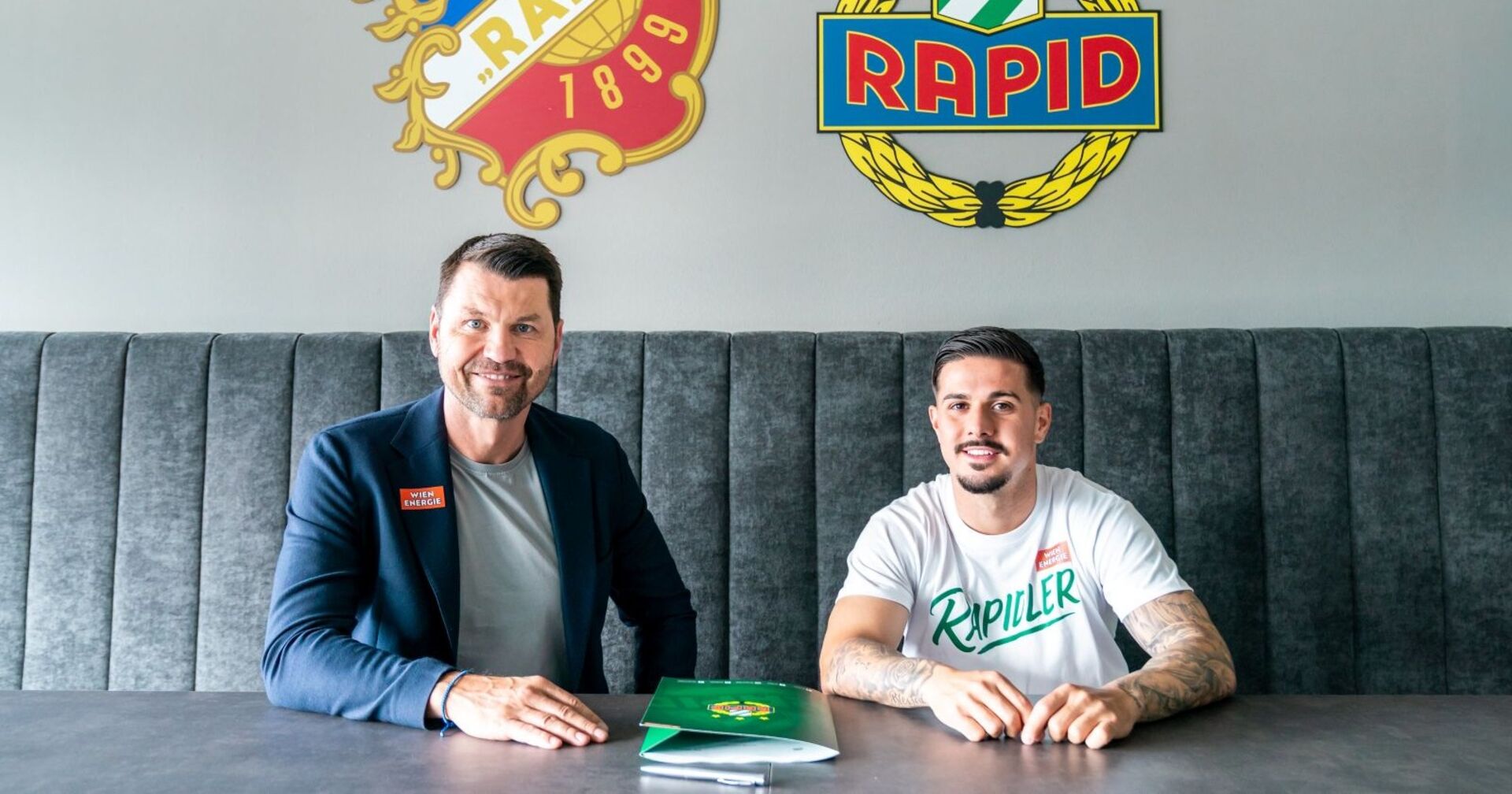 Marco Tilio und Markus Katzer bei der Vertragsunterzeichnung des SK Rapid