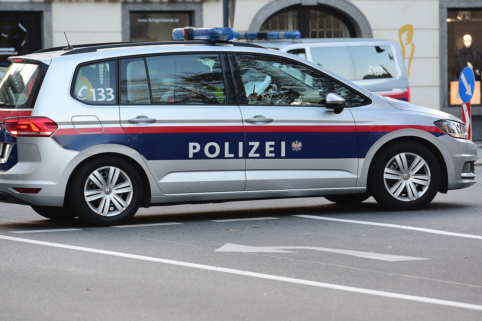 Die Polizei fand ein blutverschmiertes Messer im Eingangsbereich.