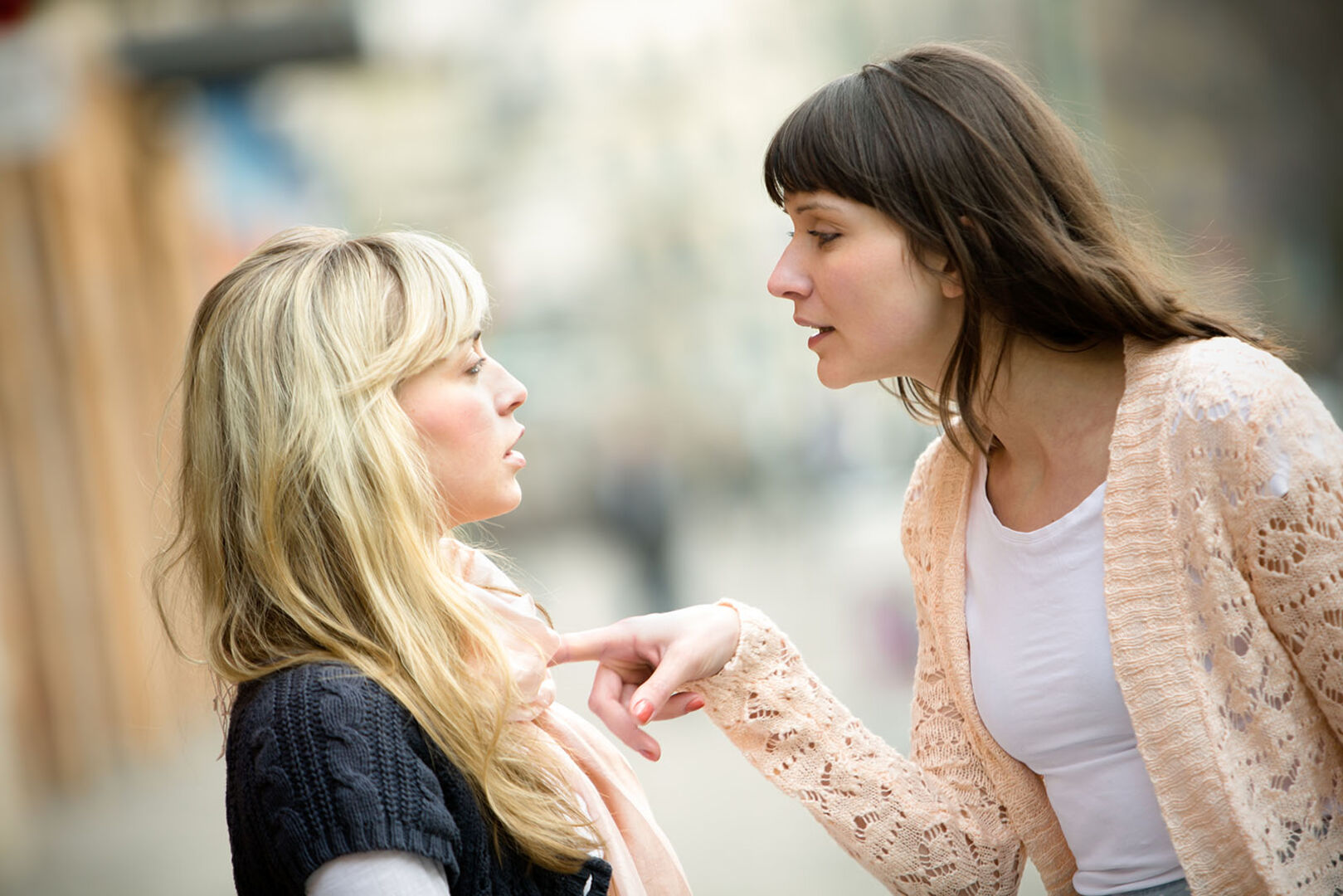 Zwei Frauen streiten | Credit:  iStock.com/princigalli