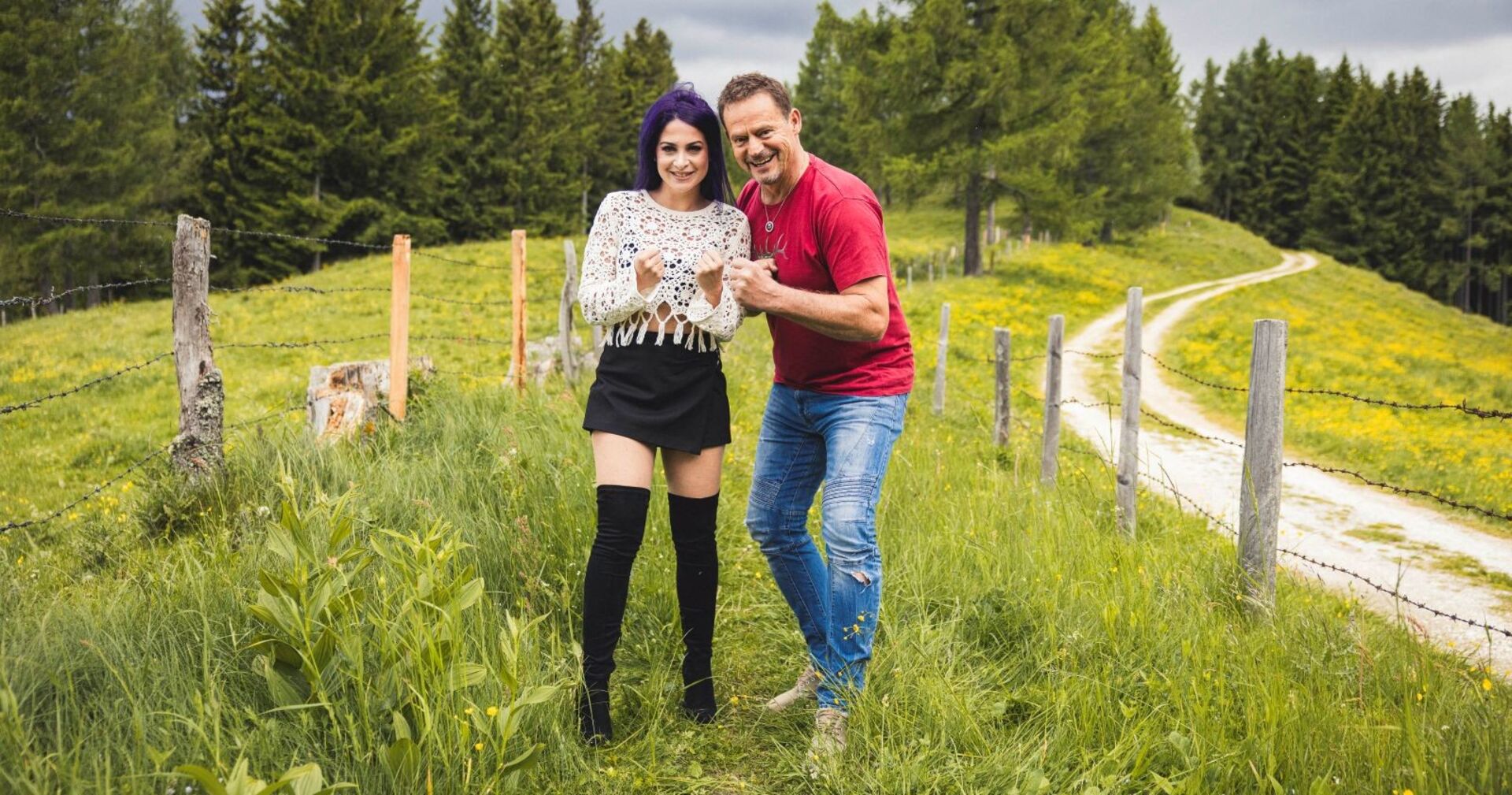 Bianca Holzmann und Otto Konrad auf einer Almwiese.