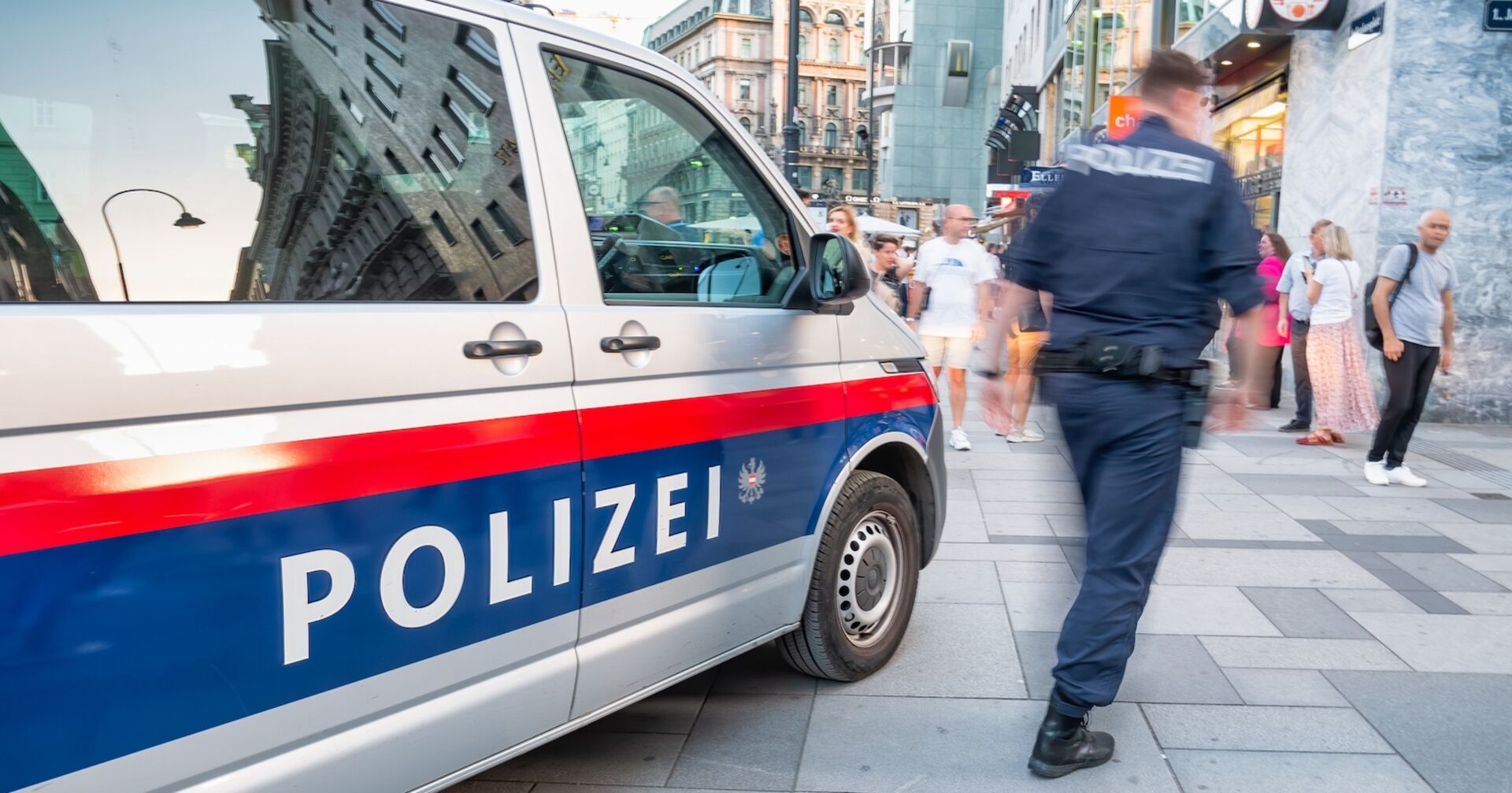 Ein Polizist und ein Polizeiauto in Wien.