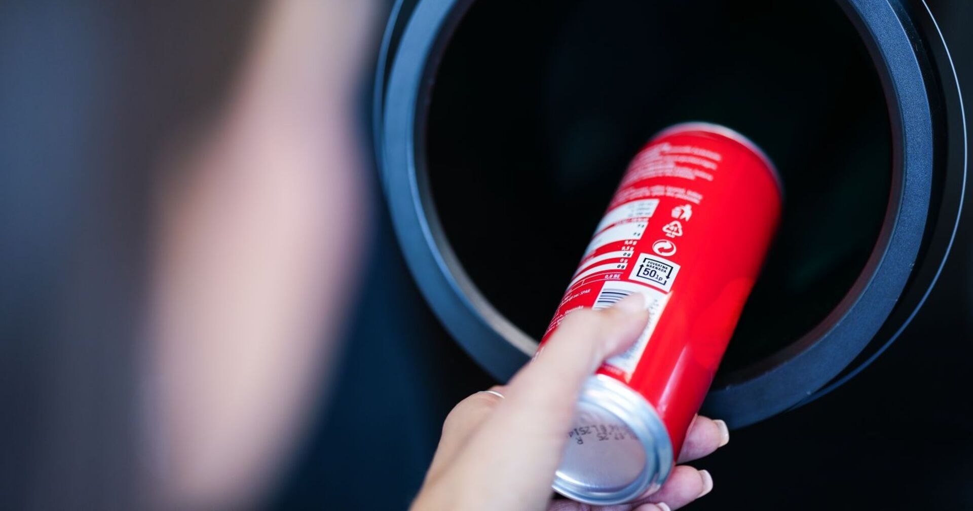 Eine Dose und ein Pfandautomat am Donnerstag, 05. September 2024, im Rahmen des Medientermins "Pfand" bei Spar in Wien