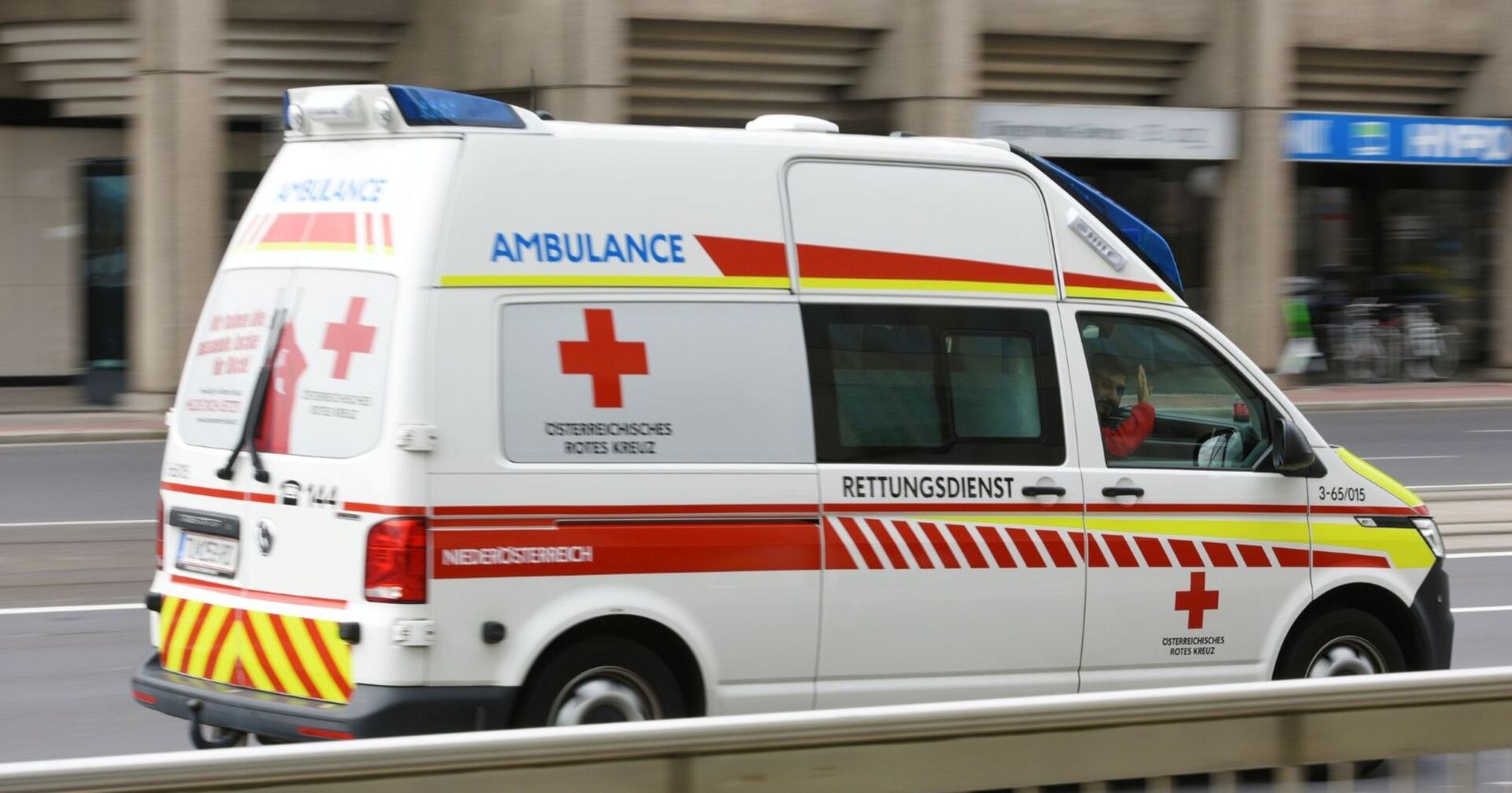 Ein 18-Jähriger geriet in Lienz auf regennasser Fahrbahn auf die Gegenfahrbahn.