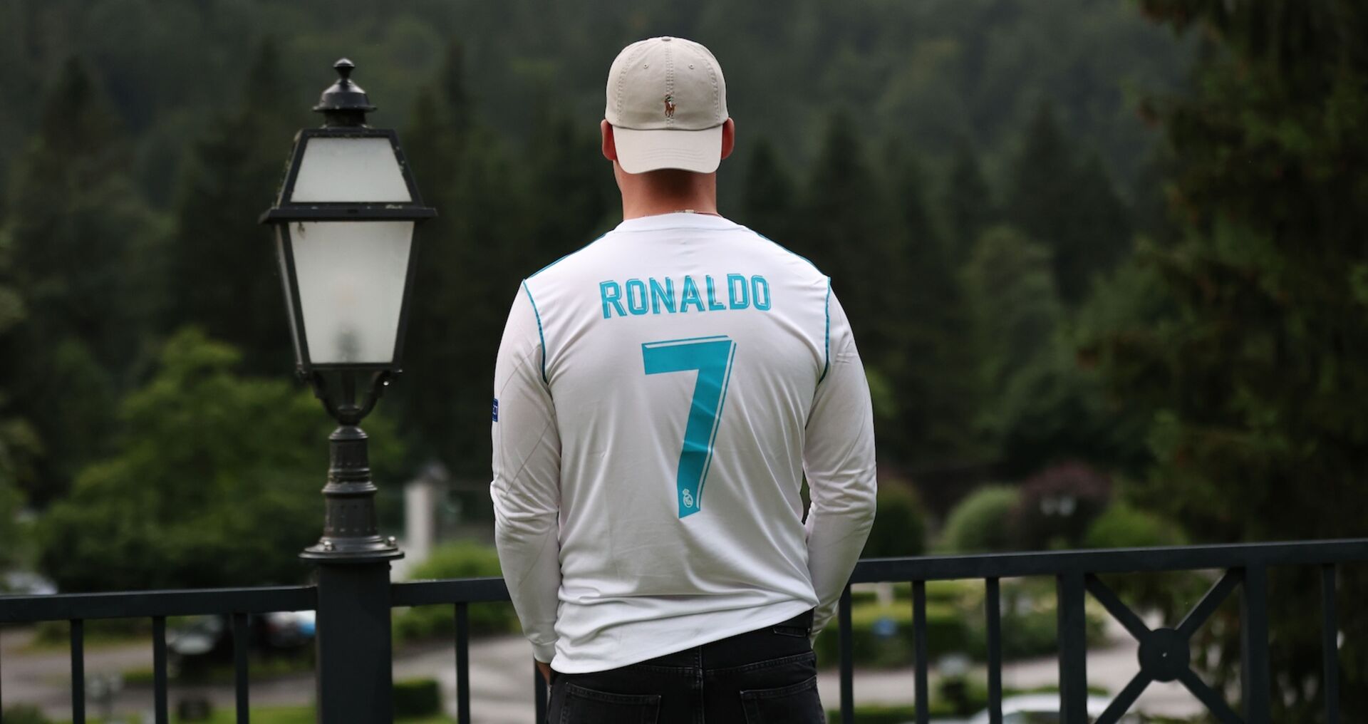 Cristiano Ronaldo verlässt das Hotel Gut Brandlhof in Saalfelden.