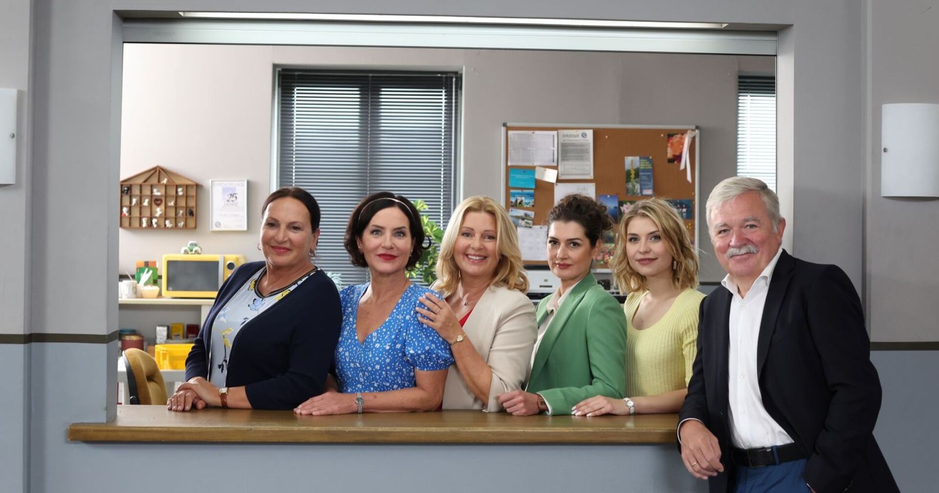 Ursula Maria Burkhart (v.l.n.r), Marisa Burger, Karin Thaler, Anastasia Papadopoulou, Sarah Thonig und Produzent Alexander Ollig während eines Fotoshootings im Rahmen der TV-Serie "Rosenheim Cops" am "Bavaria Film" Set