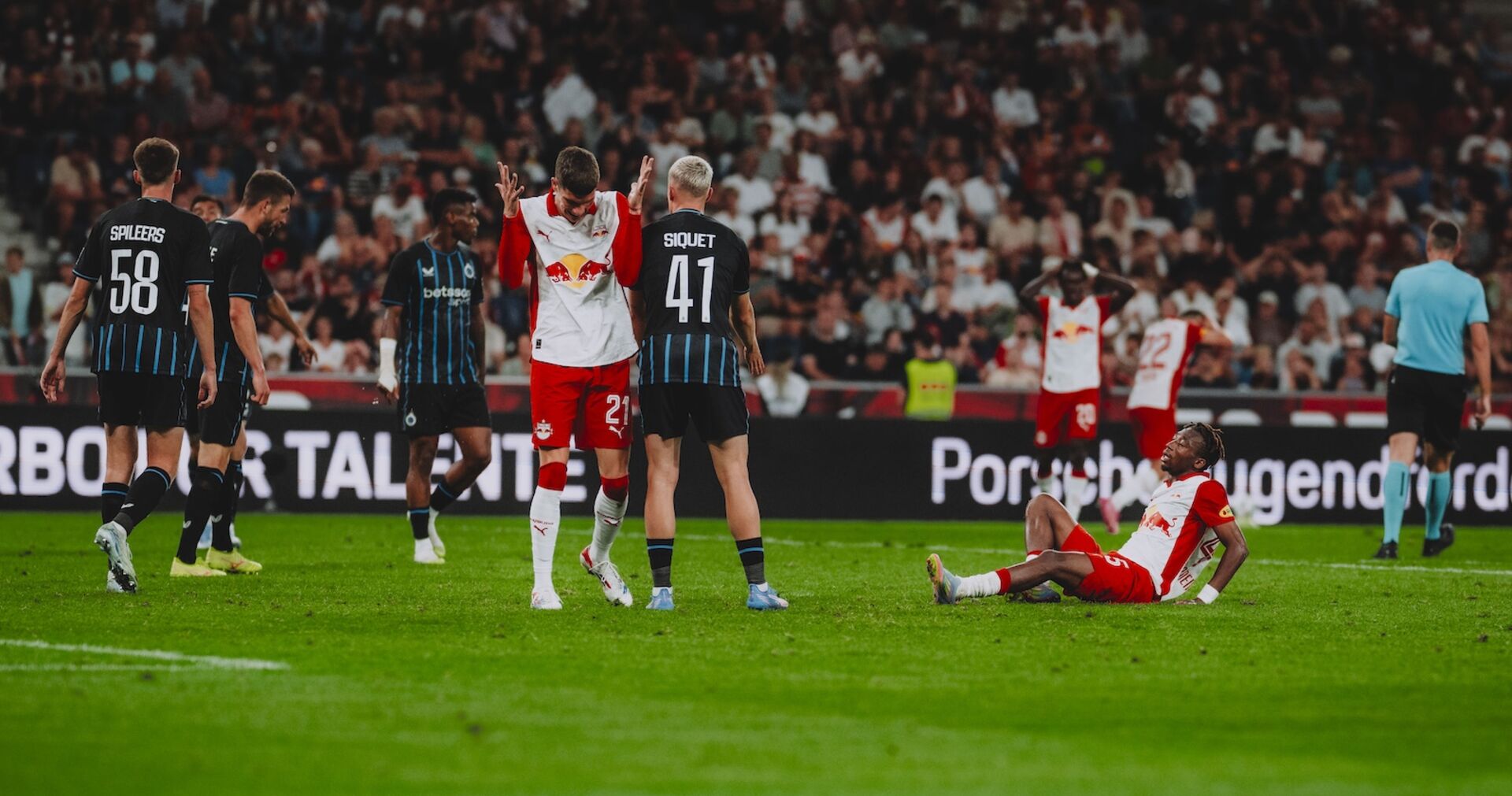 Petar Ratkov und Dorgeles Nene im Einsatz für Red Bull Salzburg beim Heimspiel der Champions-League-Quali gegen Club Brügge.