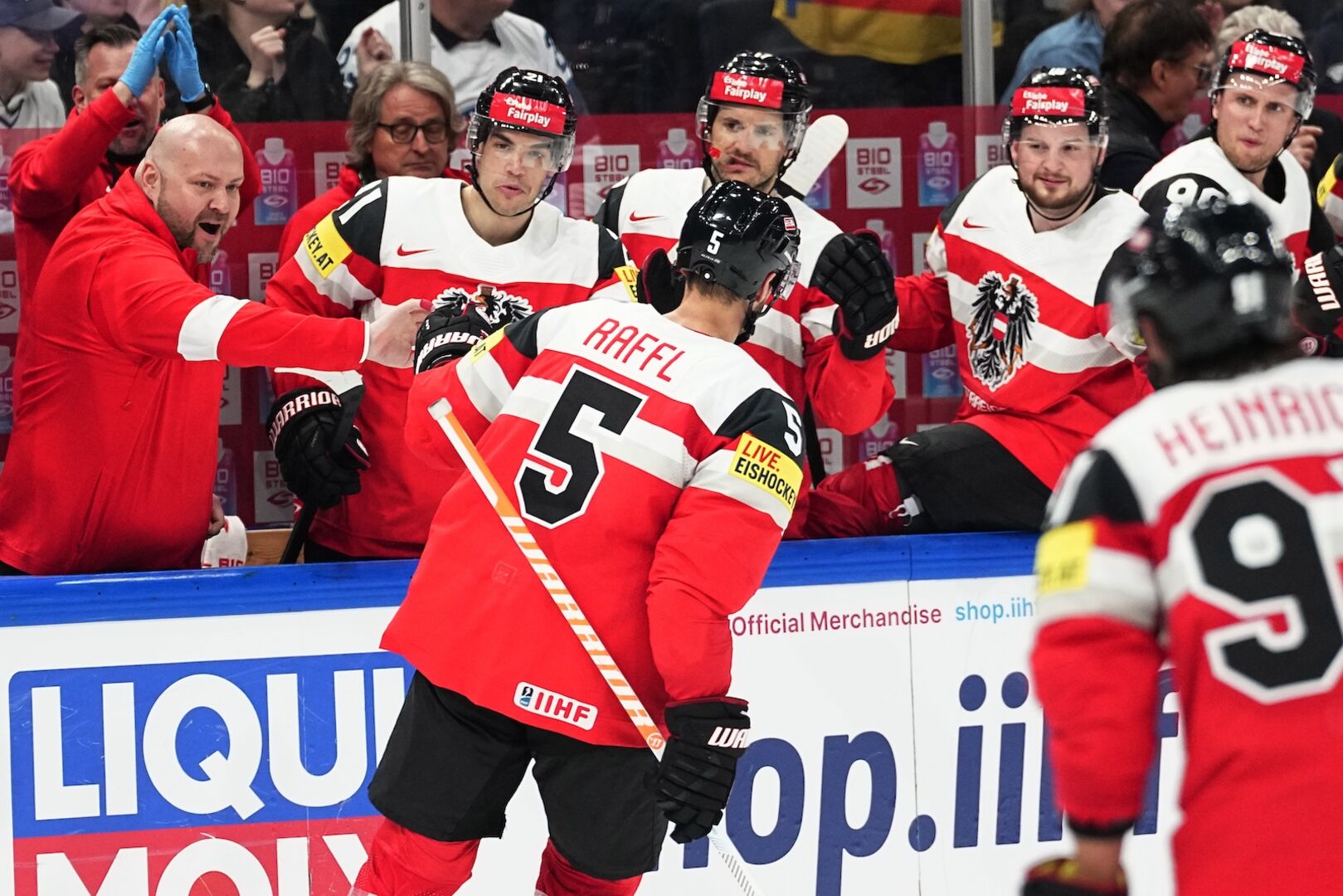 Österreichs Thomas Raffl jubelt mit seinen Teamkollegen über den Führungstreffer im Gruppenspiel der WM 2023 gegen die USA.