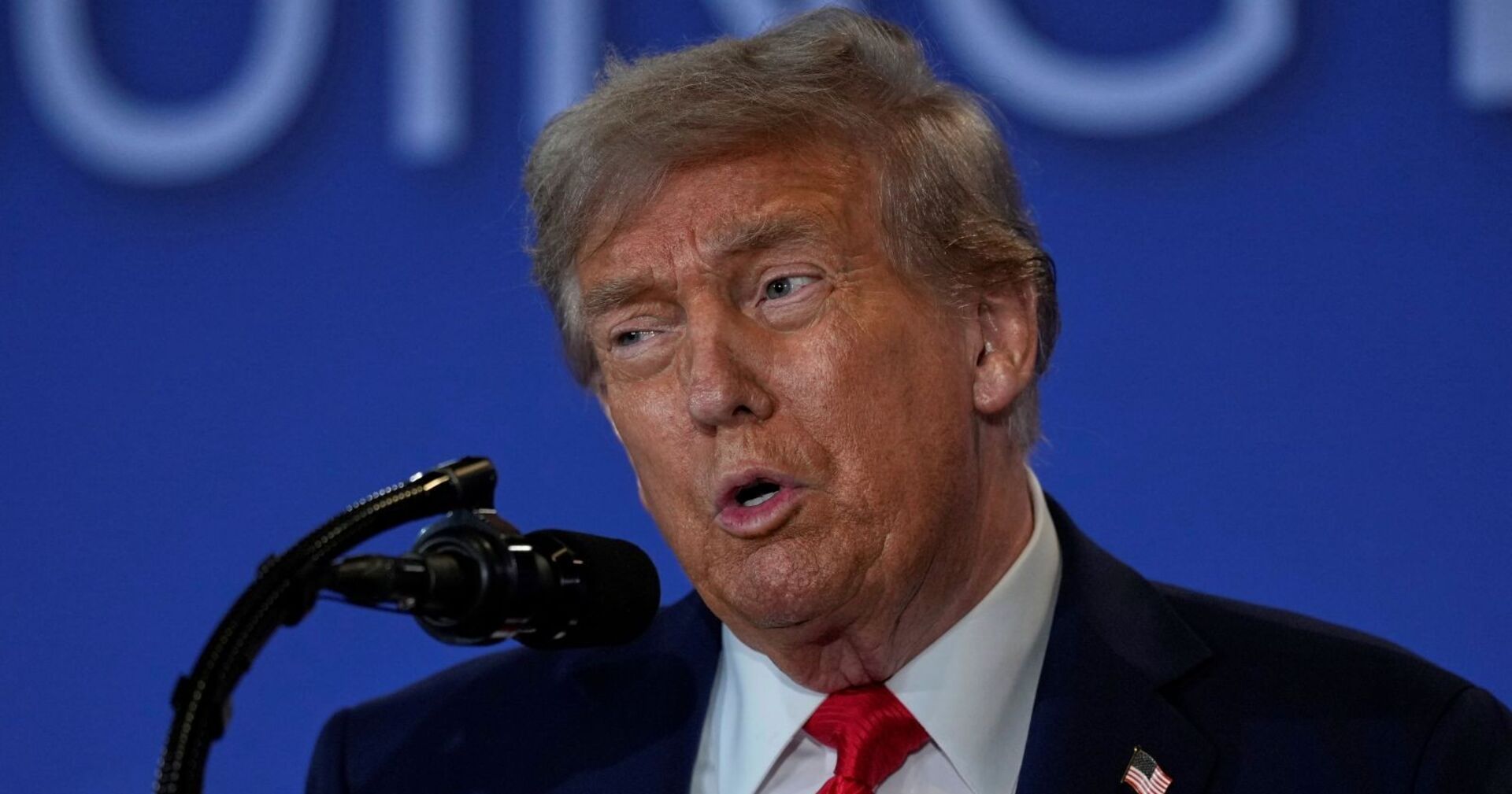 US-Präsident Donald Trump spricht am Rednerpult ins Mikrofon, Nahaufnahme bei einem Auftritt in Washington