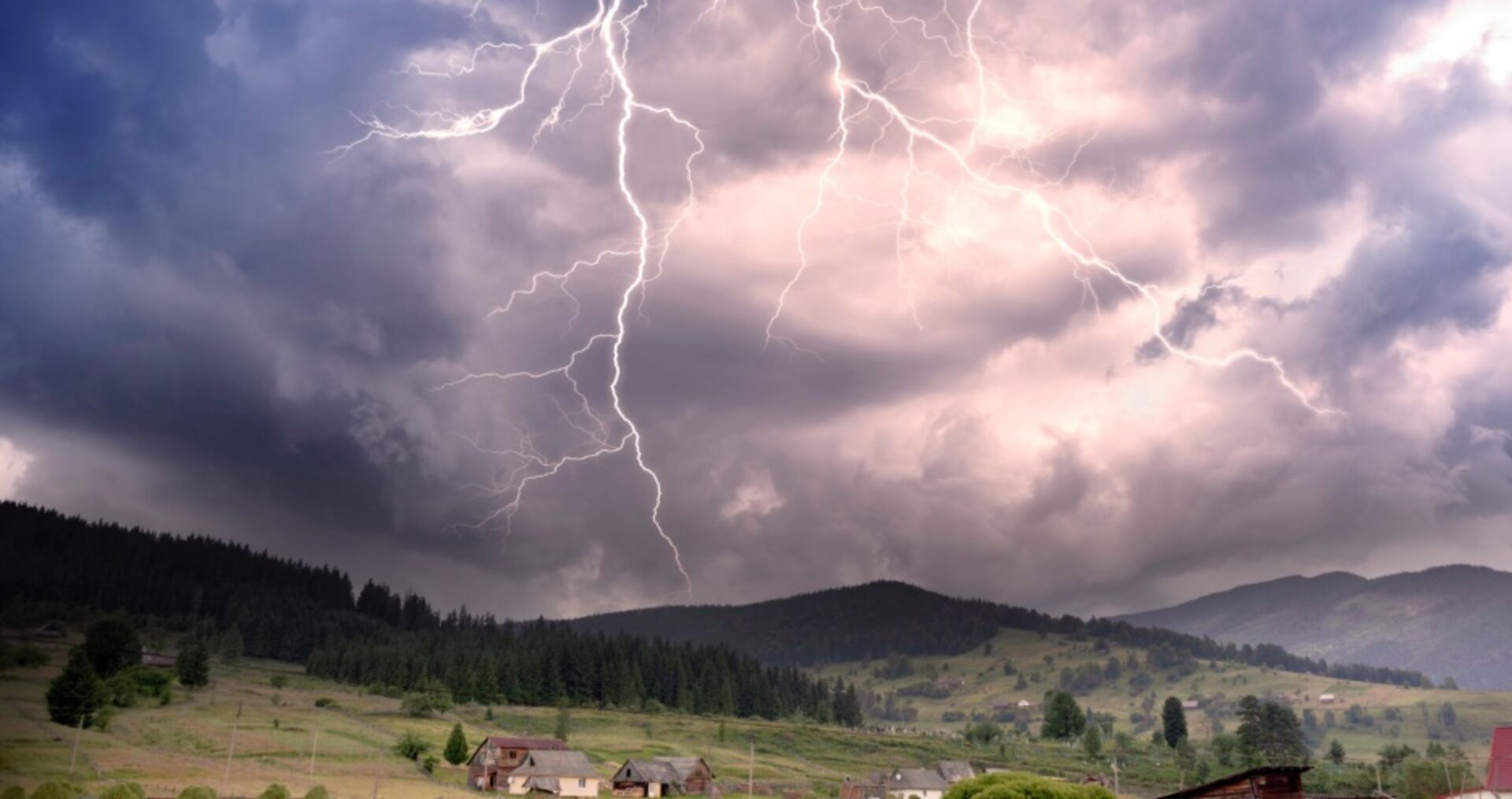 Ex-Hurrikan „Erin“ sorgt für Hitze, Föhn und Gewitter in Österreich.