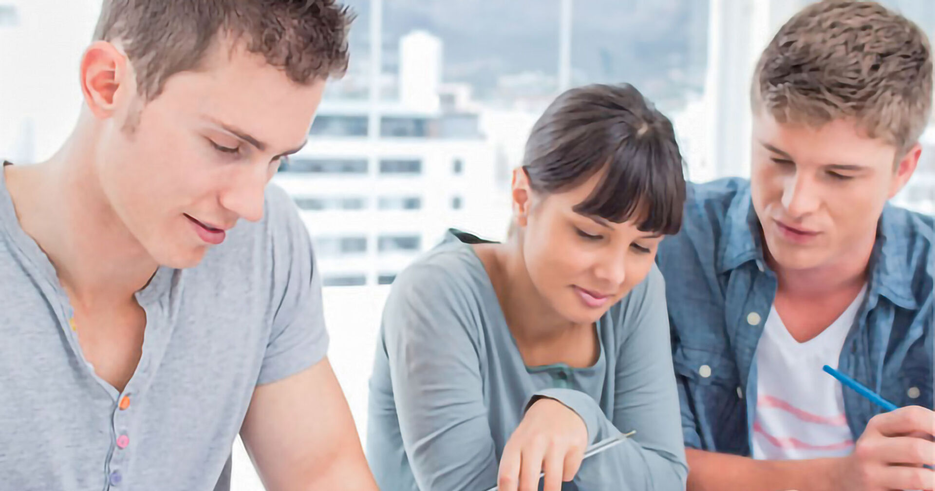 Junge Menschen beim gemeinsamen Lernen | Credit: BFI Burgenland