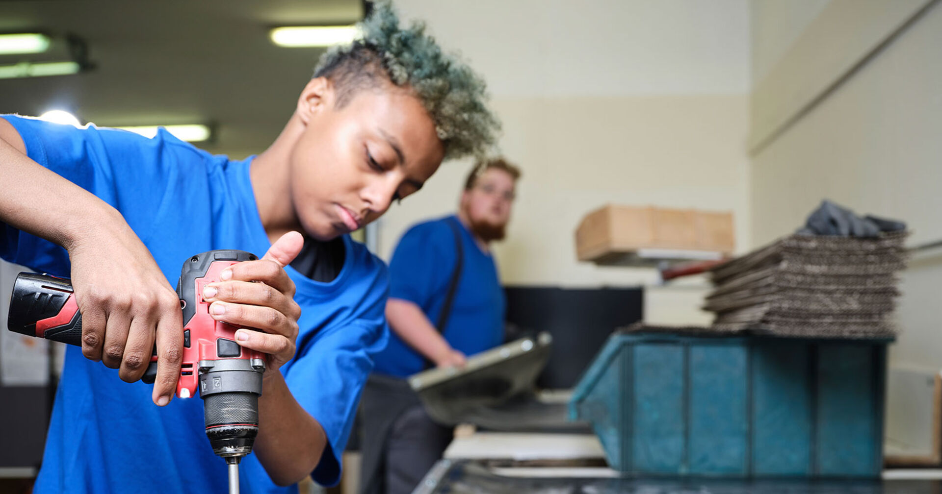 Junger Mann bei handwerklicher Arbeit in einer Werkstatt | Credit: Fokus Mensch