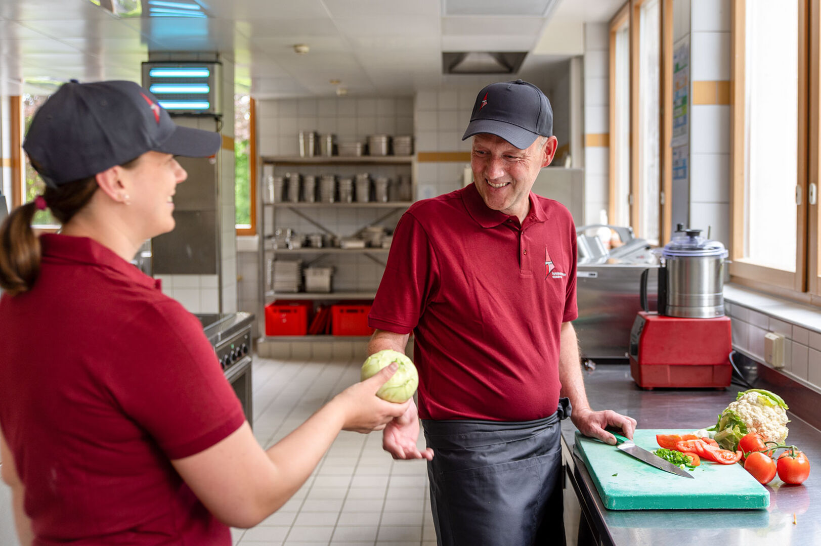 Koch und Köchin bei der Verarbeitung von Gemüse in der Küche | Credit: FraGes Holding/Johanna Gerner