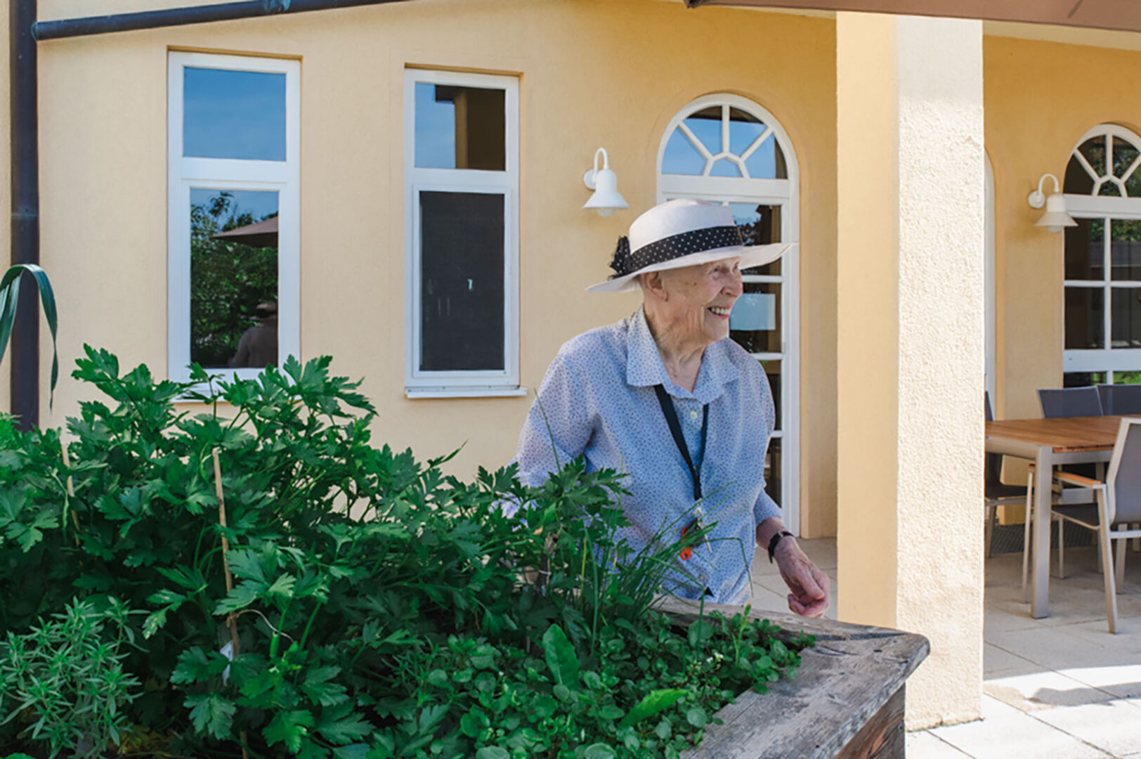 Seniorin beim Verlassen des Hauses | Credit: FraGes Holding/Johanna Gerner