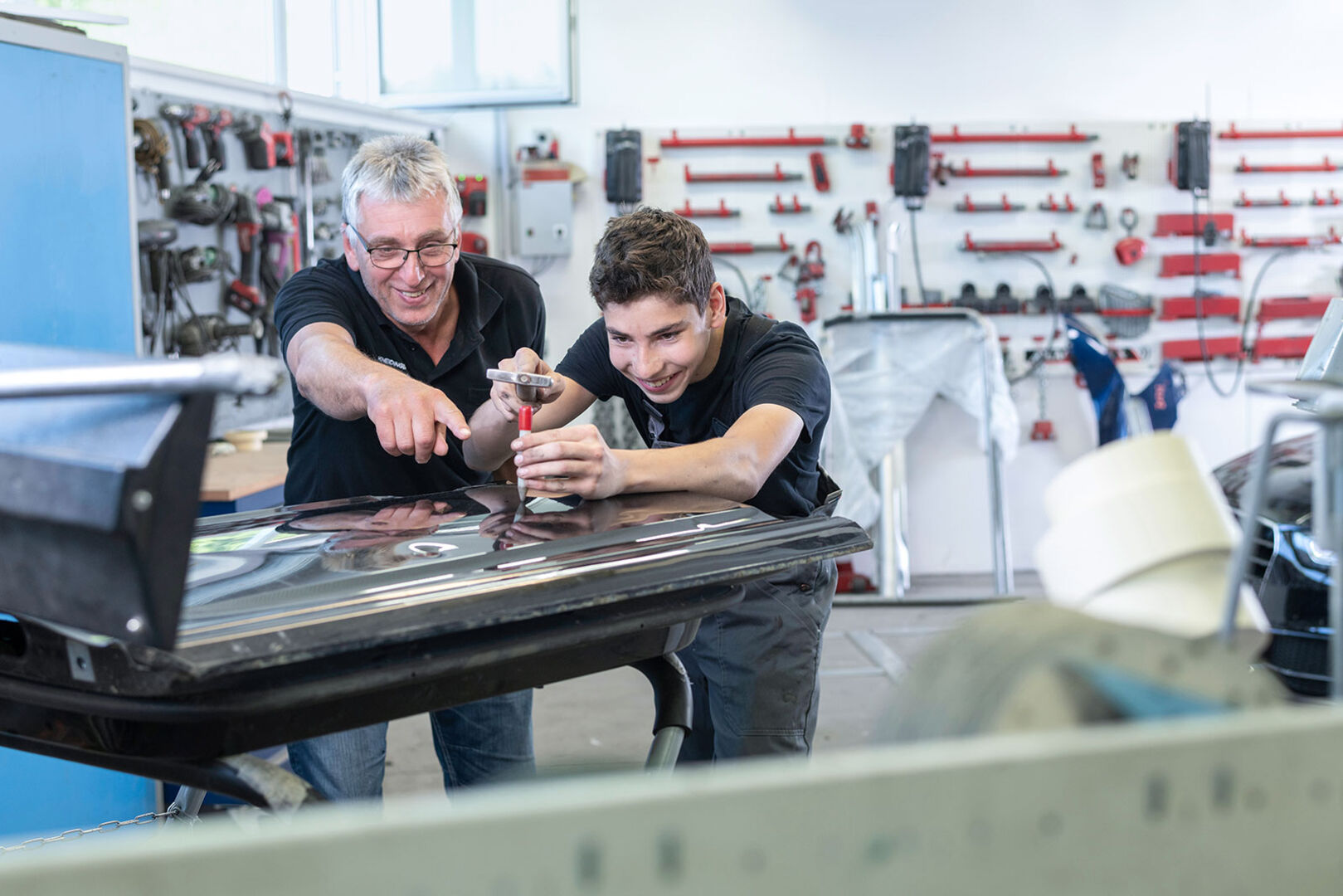 Ausbildner bildet Lehrling an der Werkbank aus | Credit: Kneidinger Center