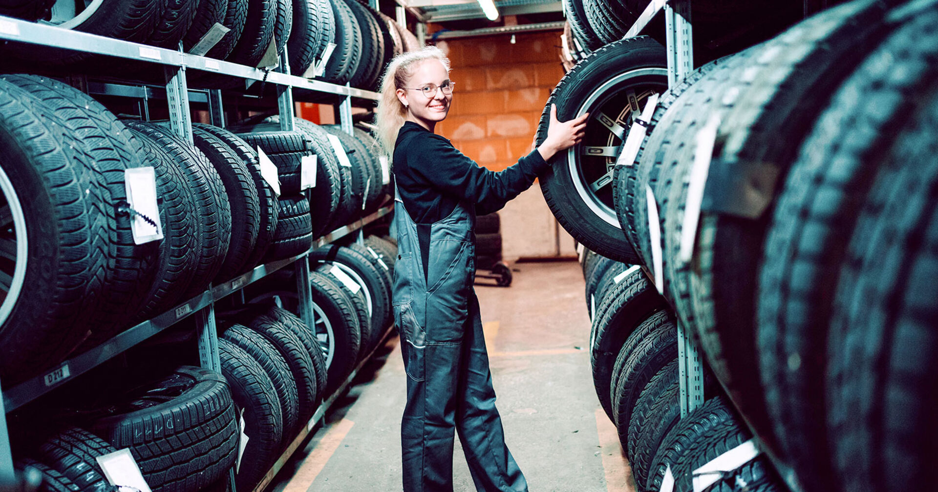 Junge Frau in einer Reifenanlage | Credit: Kneidinger Center