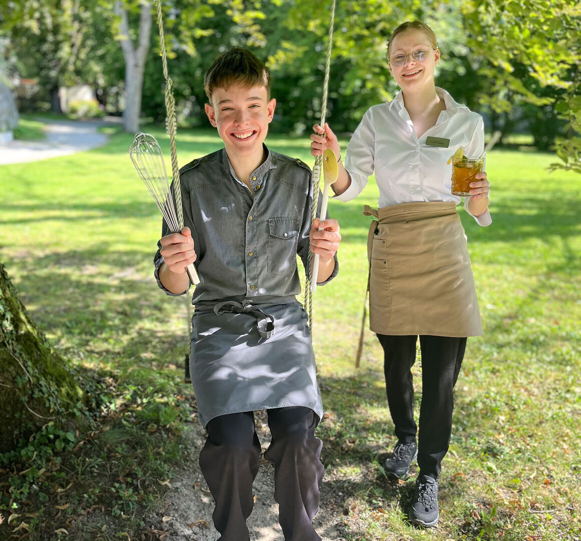Die beiden Lehrlinge Isabella und Leon beim Schaukeln im Garten | Credit: Kurhaus Schärding