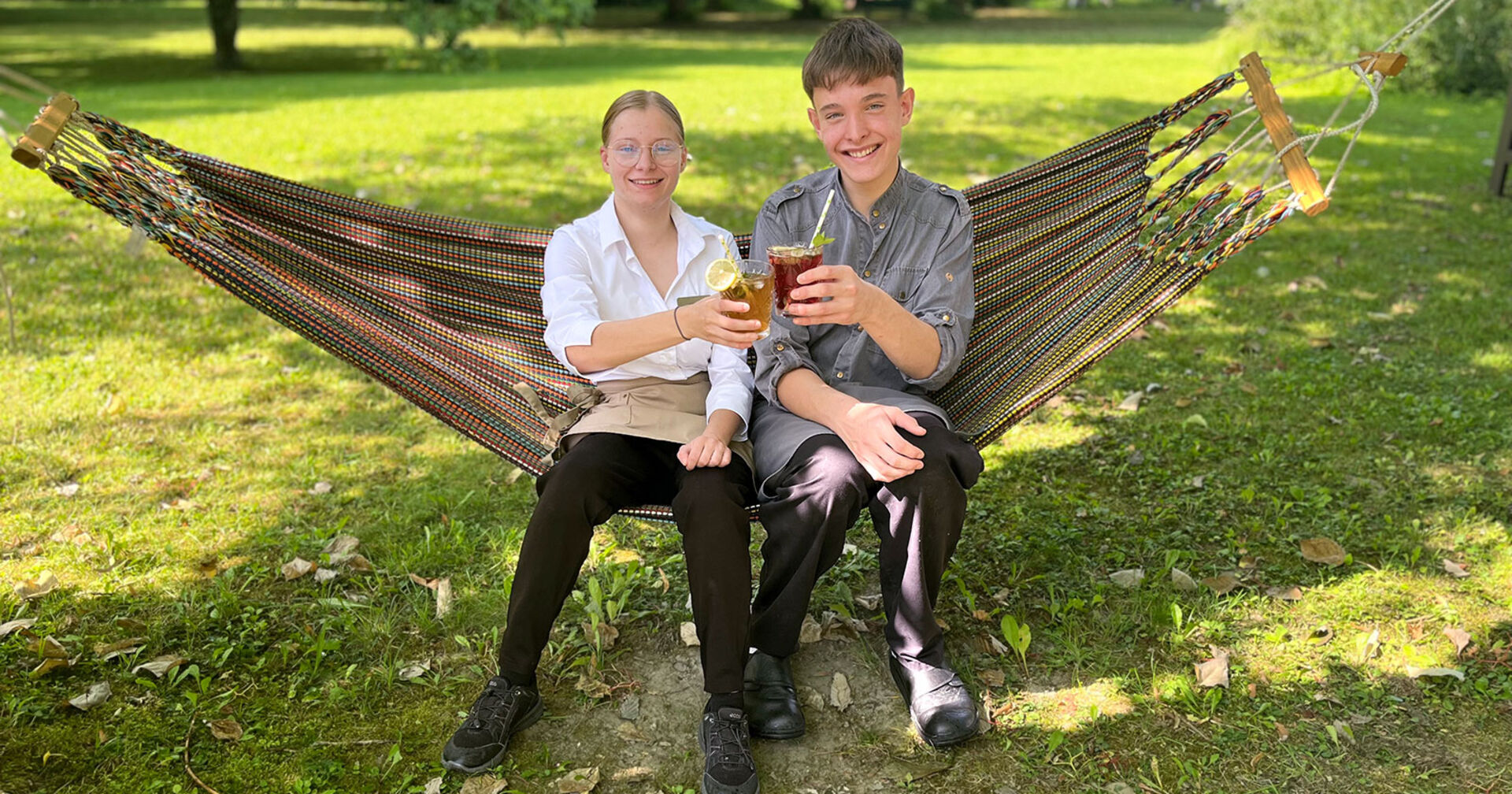 Die beiden Lehrlinge Isabella und Leon sitzen gemeinsam in der Hängematte | Credit: Kurhaus Schärding