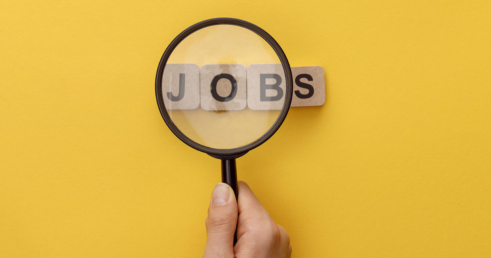 Das Wort "Jobs" durch eine Lupe gelesen | Credit: Adobe Stock/Lightfield Studios