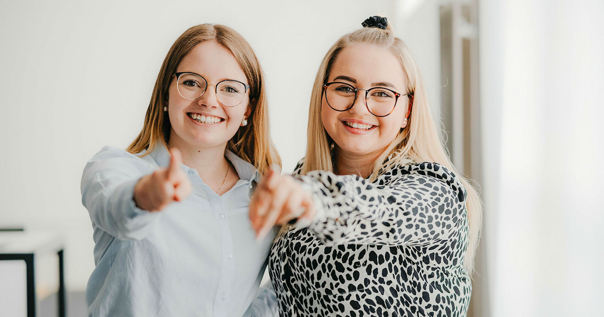 Zwei junge Mitarbeiterinnen posieren für ein Foto | Credit: Land Tirol/Charly Schwarz und Simon Rainer
