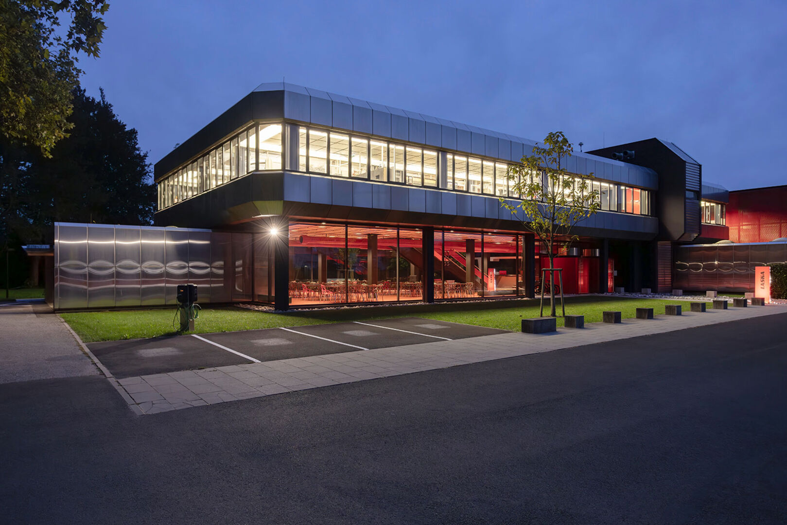 Firmengebäude bei Nacht | Credit: LASKA
