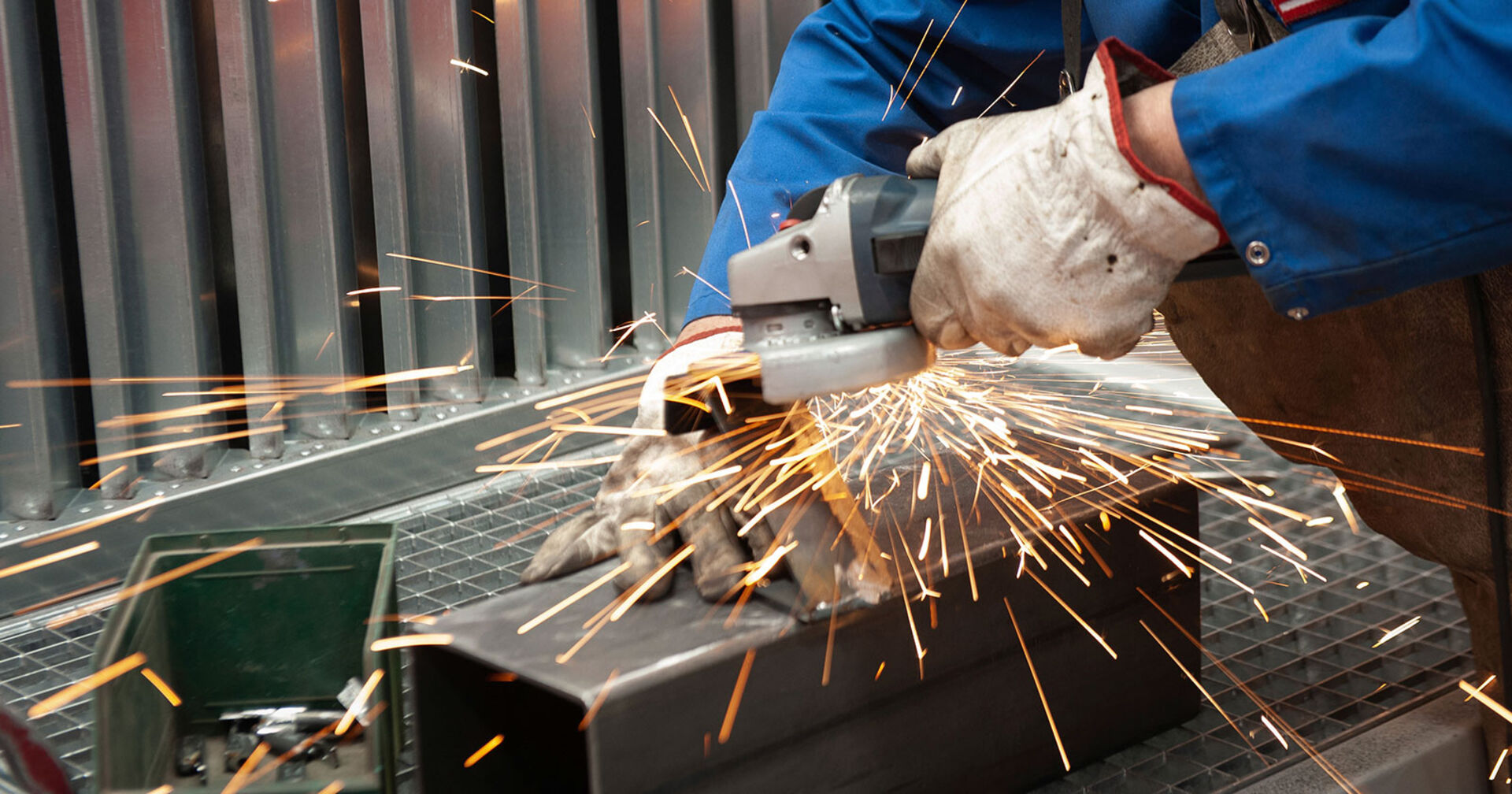 Mann bei Schweißarbeiten in der Produktion | Credit: Paul Ott