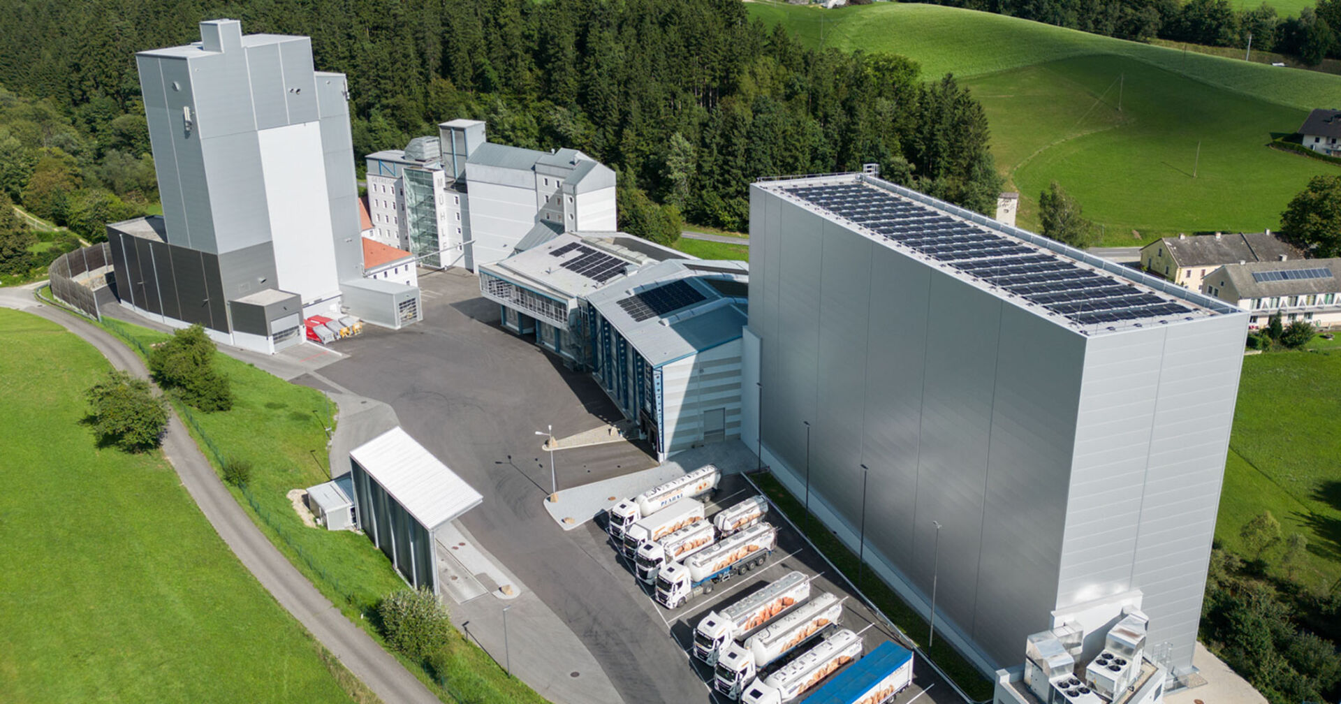 Luftaufnahme von einem Produktionsstandort im Grünen | Credit: Pfahnl Backmittel