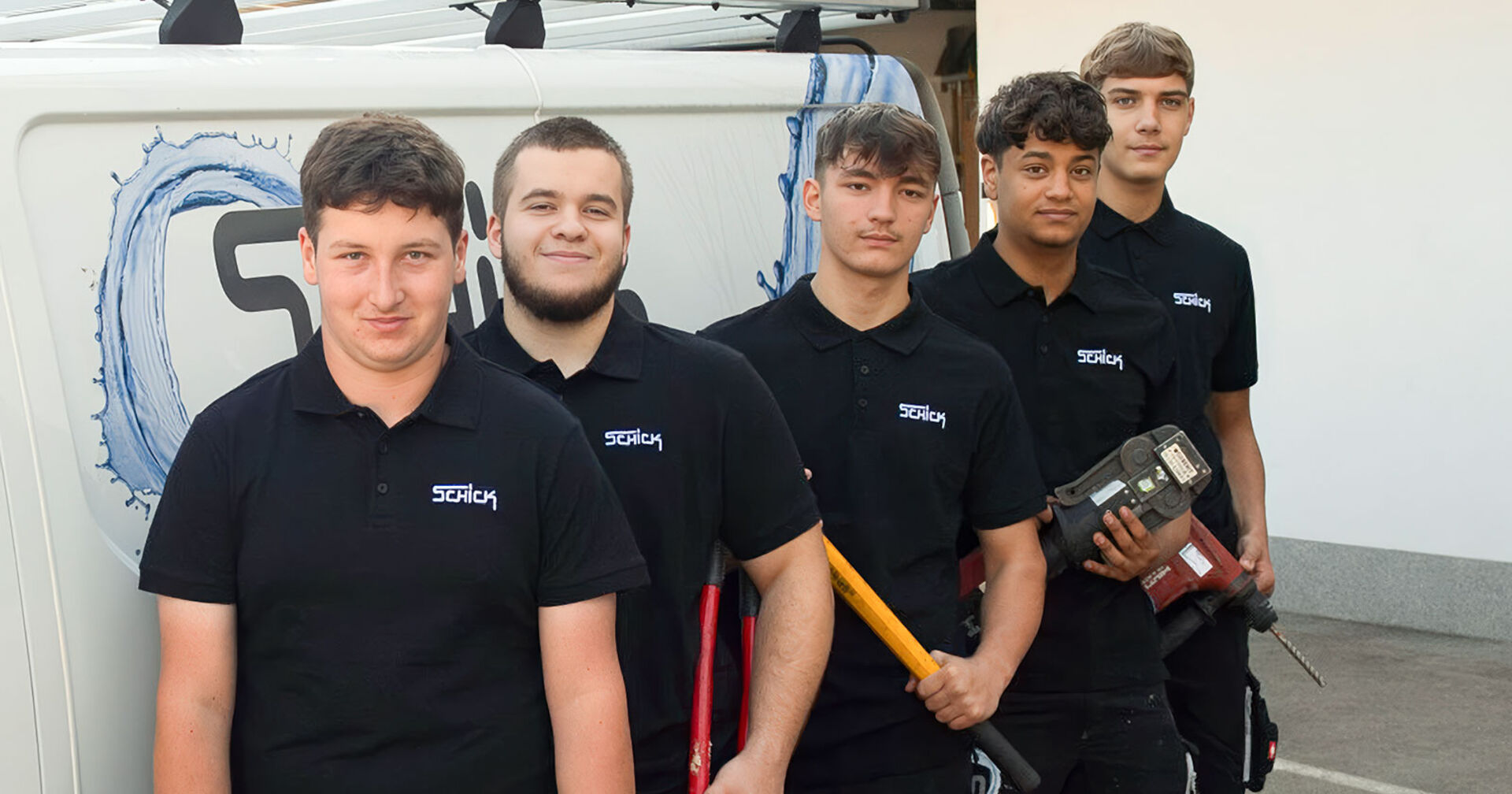Junge Installateure posieren für ein Gruppenfoto | Credit: Schick Gebäudetechnik