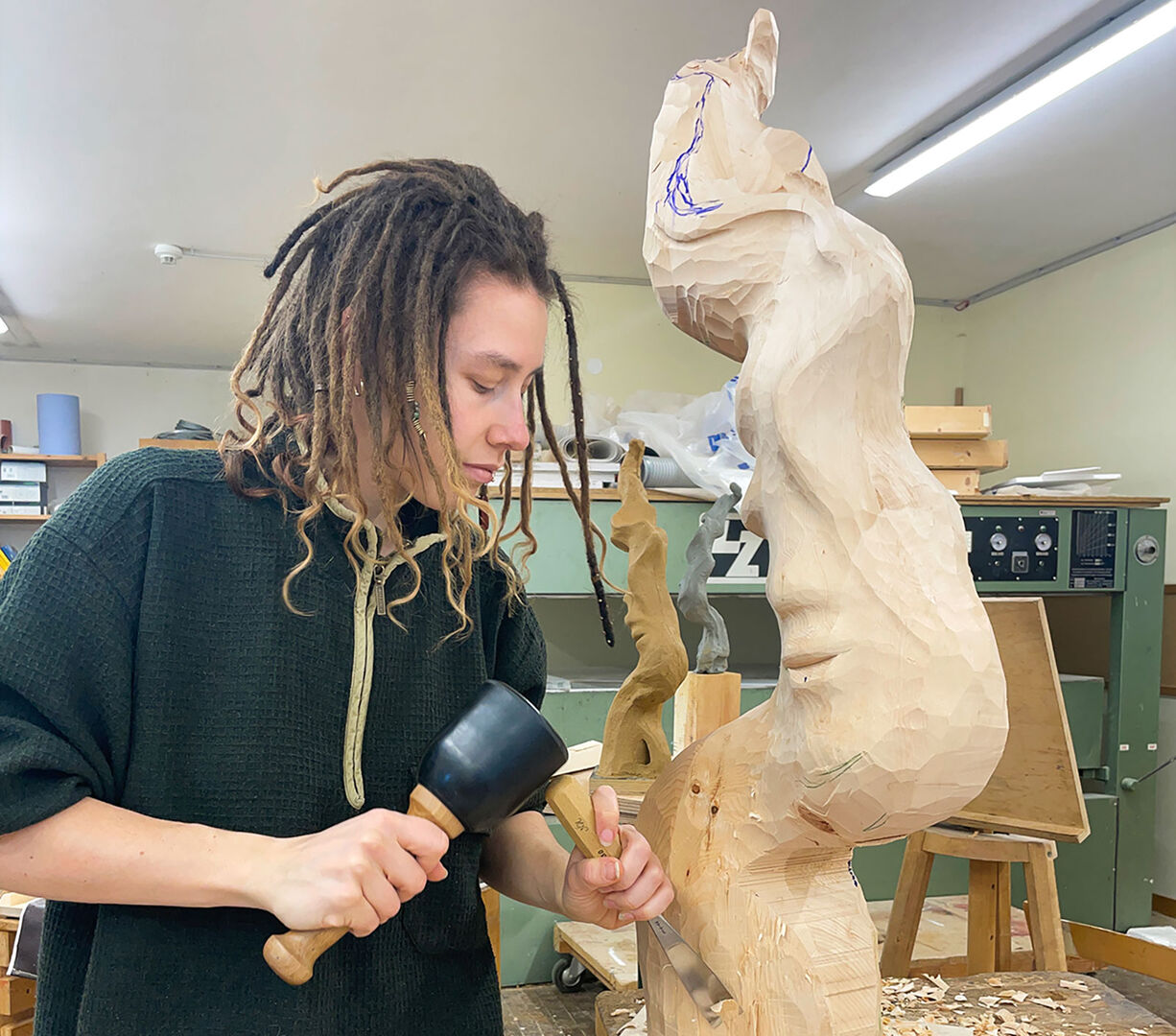 Schüler beim Bildhauern | Credit: Fachschule für Kunsthandwerk und Design