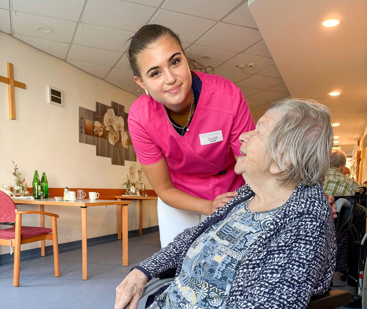 Pflegerin mit einer Seniorin im Rollstuhl | Credit: SHV Freistadt/Alexander Firmberger