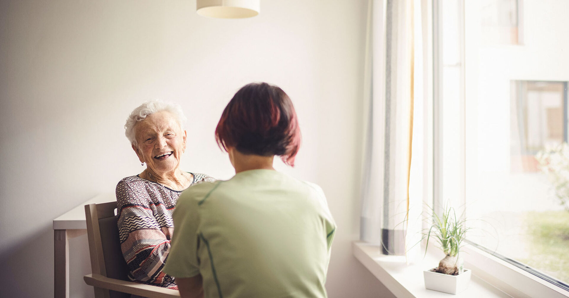 Pflegerin im Gespräch mit einer Seniorin | Credit: SHV Freistadt/Alexander Firmberger