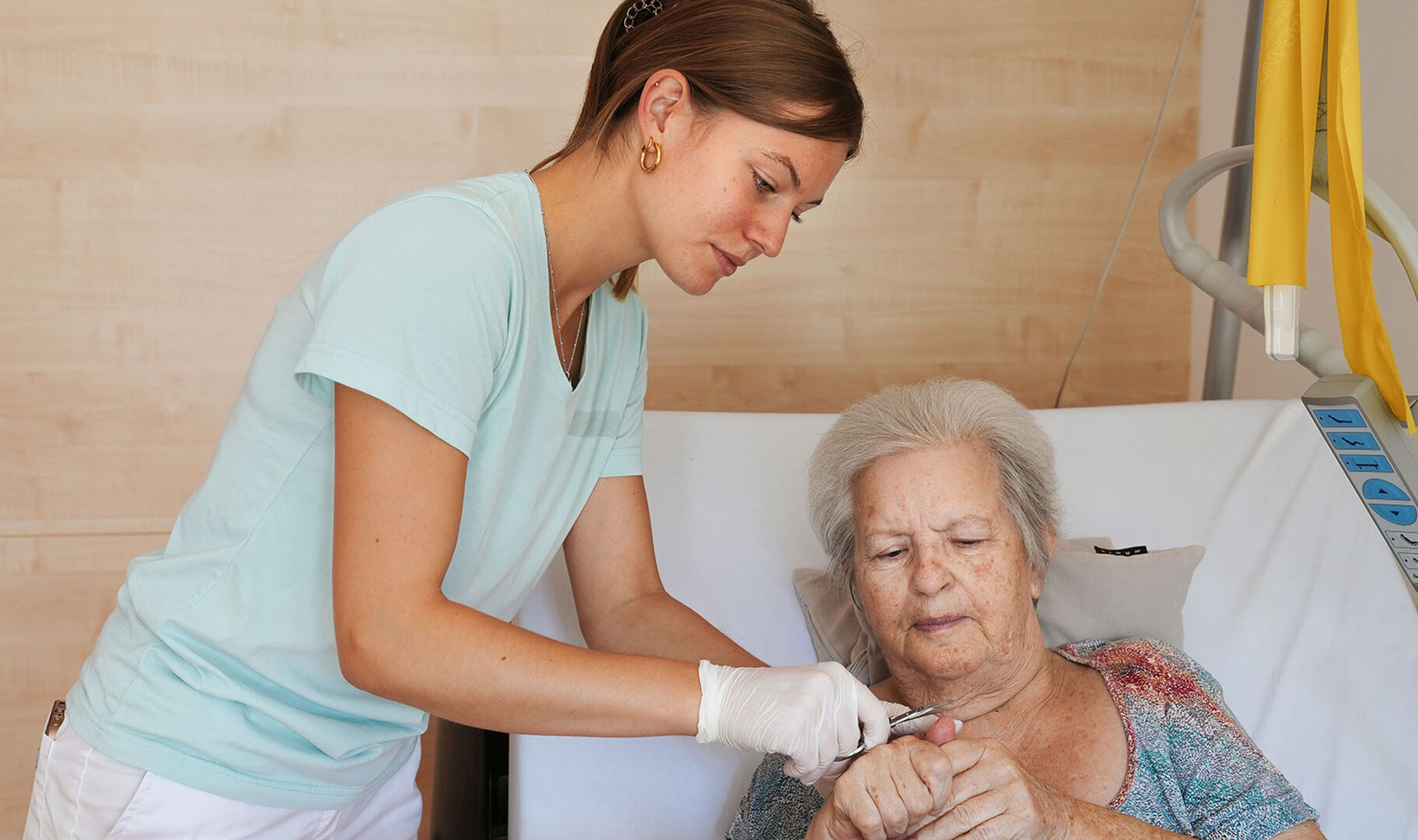 Junge Pflegerin betreut bettlägerige Frau | Credit: SHV Kirchdorf