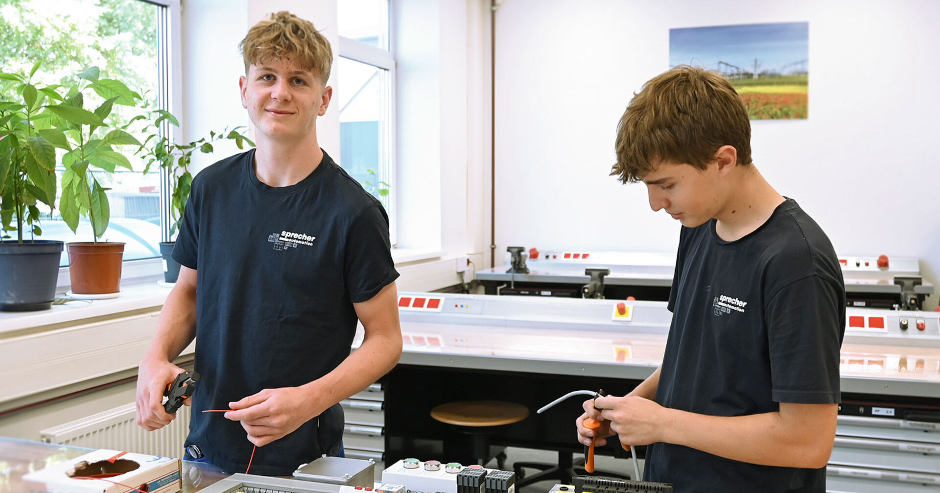 Männliche Lehrlinge bei der Arbeit | Credit: Sprecher Automation