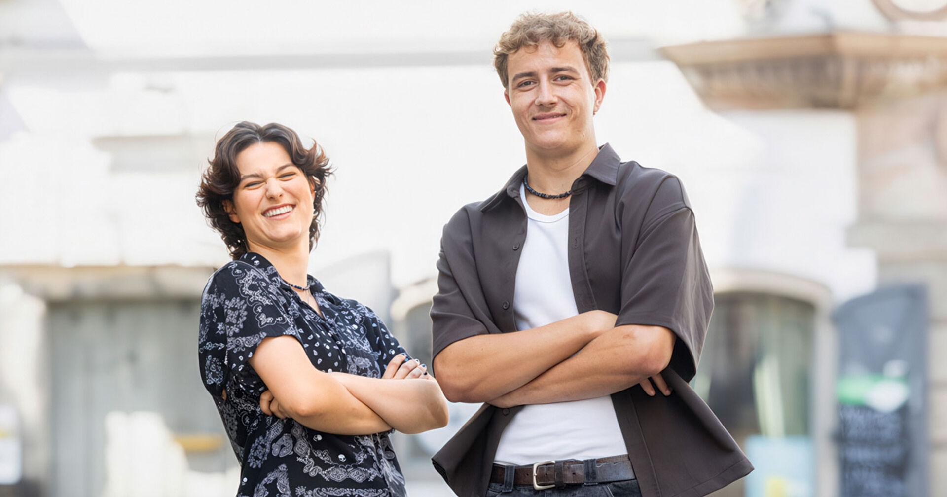 Junge Frau und junger Mann in Siegerpose | Credit: Magistrat Linz