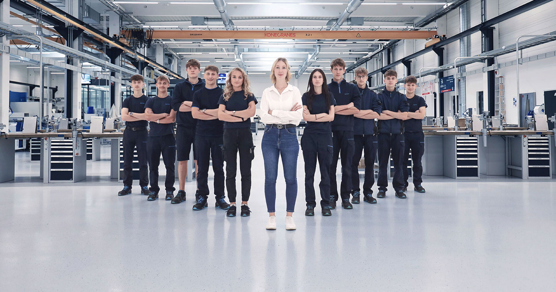 Lehrlinge posieren für ein Gruppenfoto in einer Werkshalle | Credit: STARLIM Spritzguss