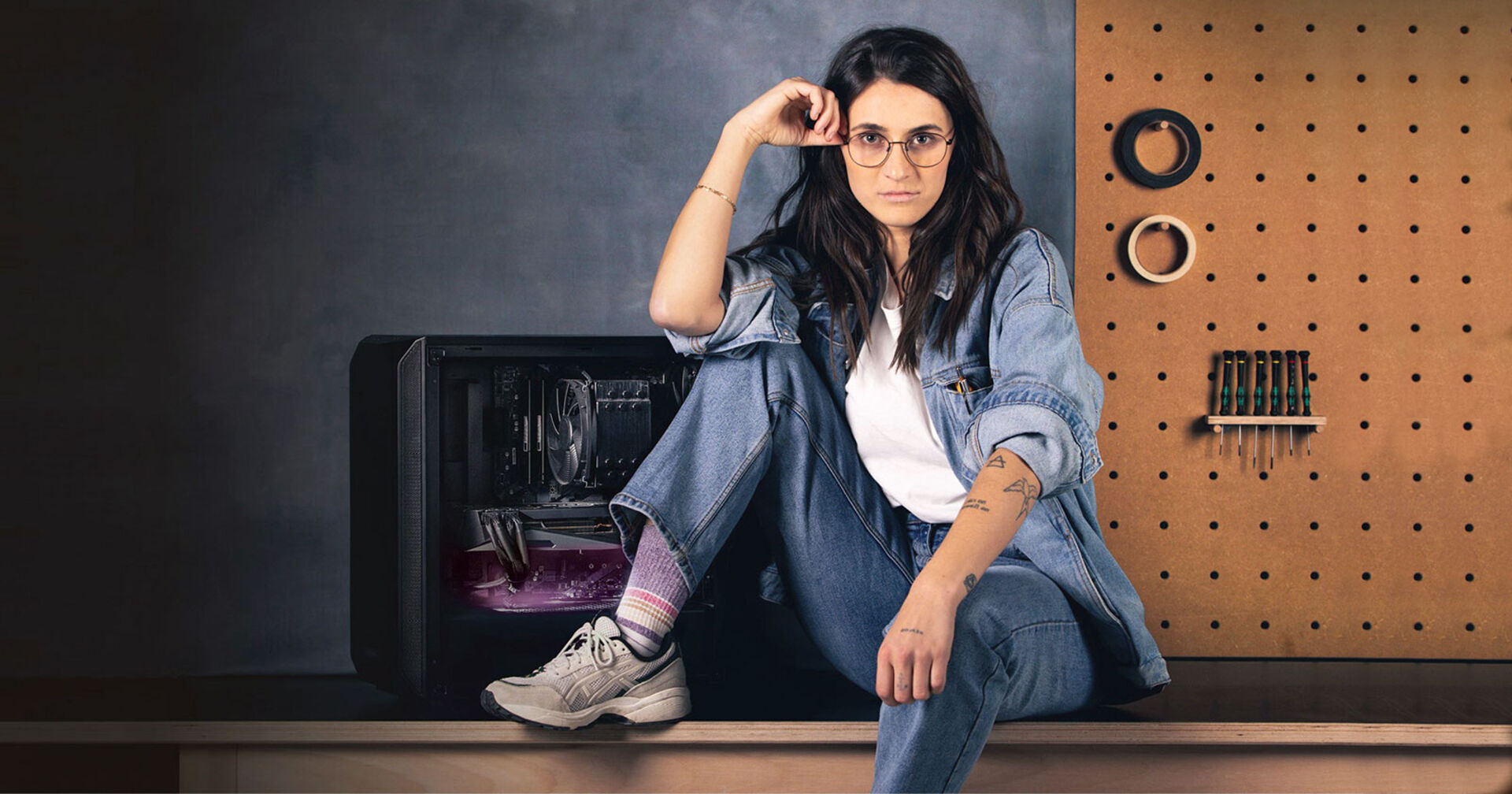 Junge Frau mit Brille sitzt leger auf einem Tisch | Credit: Wirtschaftskammer Tirol