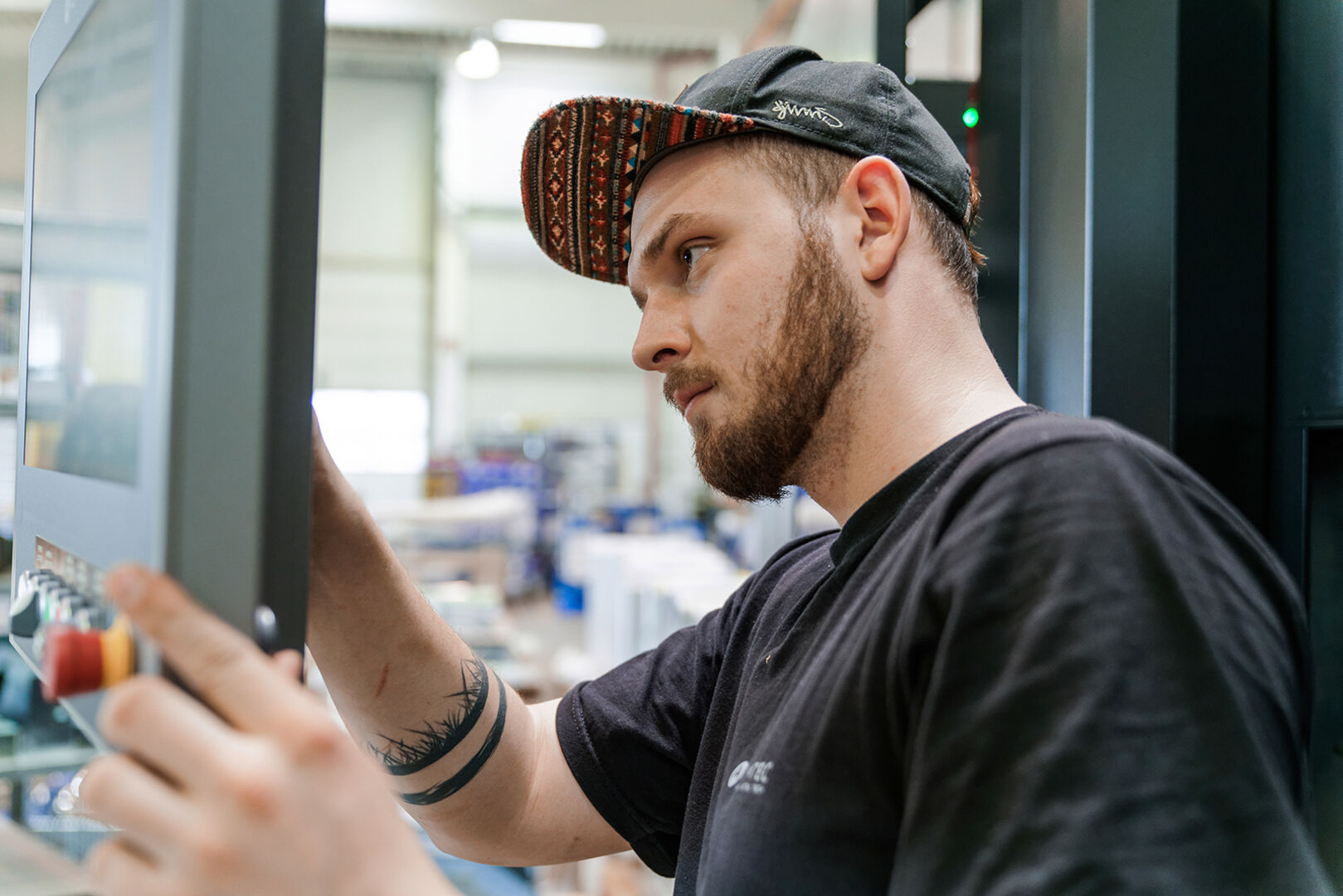 Lehrling bei der Montage | Credit: Alpine Metal Tech GmbH