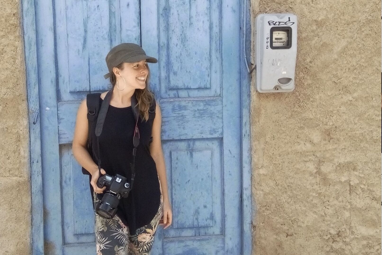 Porträt der Fotografin vor einer blauen Tür