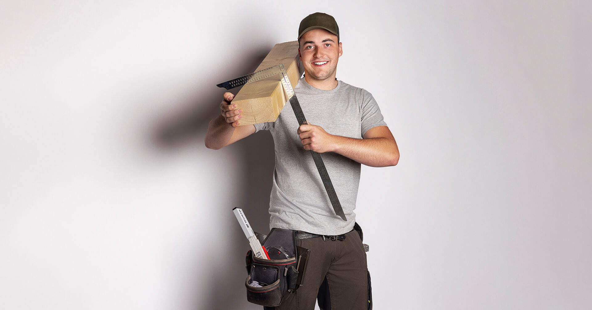 Bau-Arbeiter mit Holz | Credit: Christian Huber