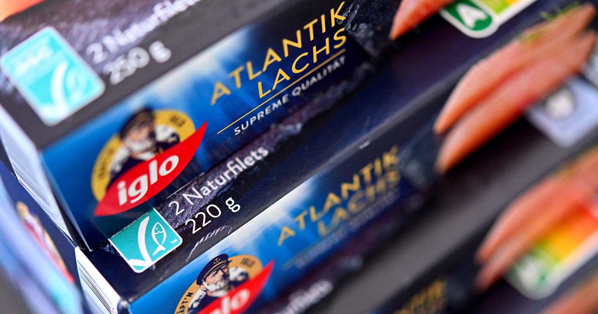 Packungen des Produkts "Atlantik Lachs" von Tiefkühlkosthersteller Iglo