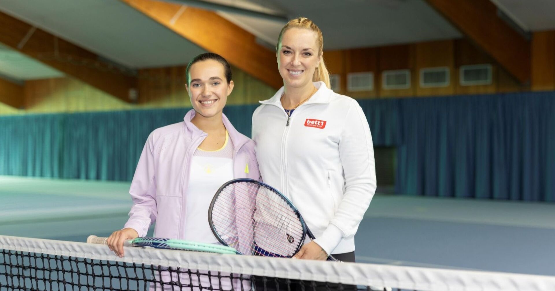Josephine Martz (l.) und Sabine Lisicki auf einem Tennisplatz für einen Dreh der Serie "Alles was zählt"