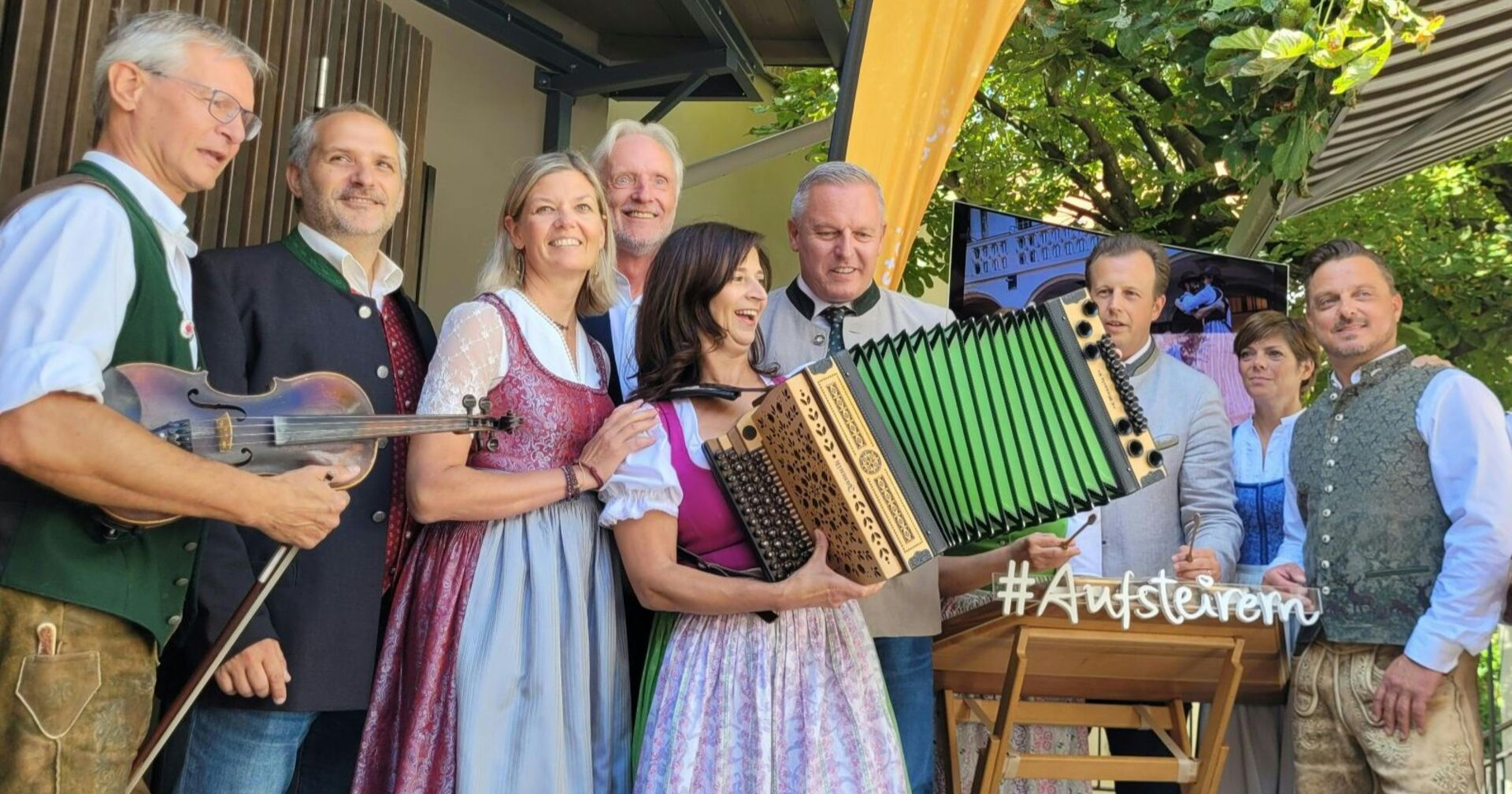 Musiker der "Knöpferlstreich" mit Giuseppe Perna, Astrid Perna- Benzinger, Stadtrat Wolfgang Riedler, LH Mario Kunasek (FPÖ) und LT Karlheinz Kornhäusl am Montag, 18. August 2025, anlässlich einer Pressekonferenz zum Event "Aufsteirern" in Graz.