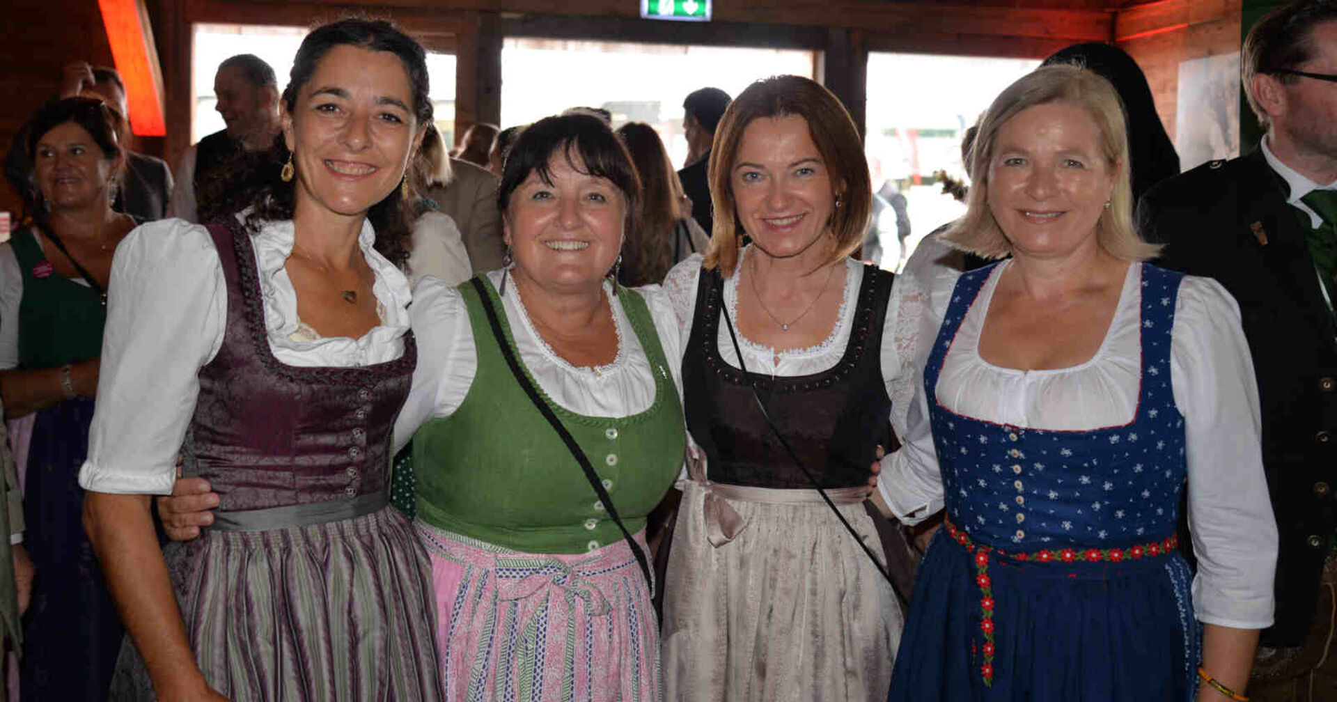 Vier Frauen in Tracht posieren für ein Foto