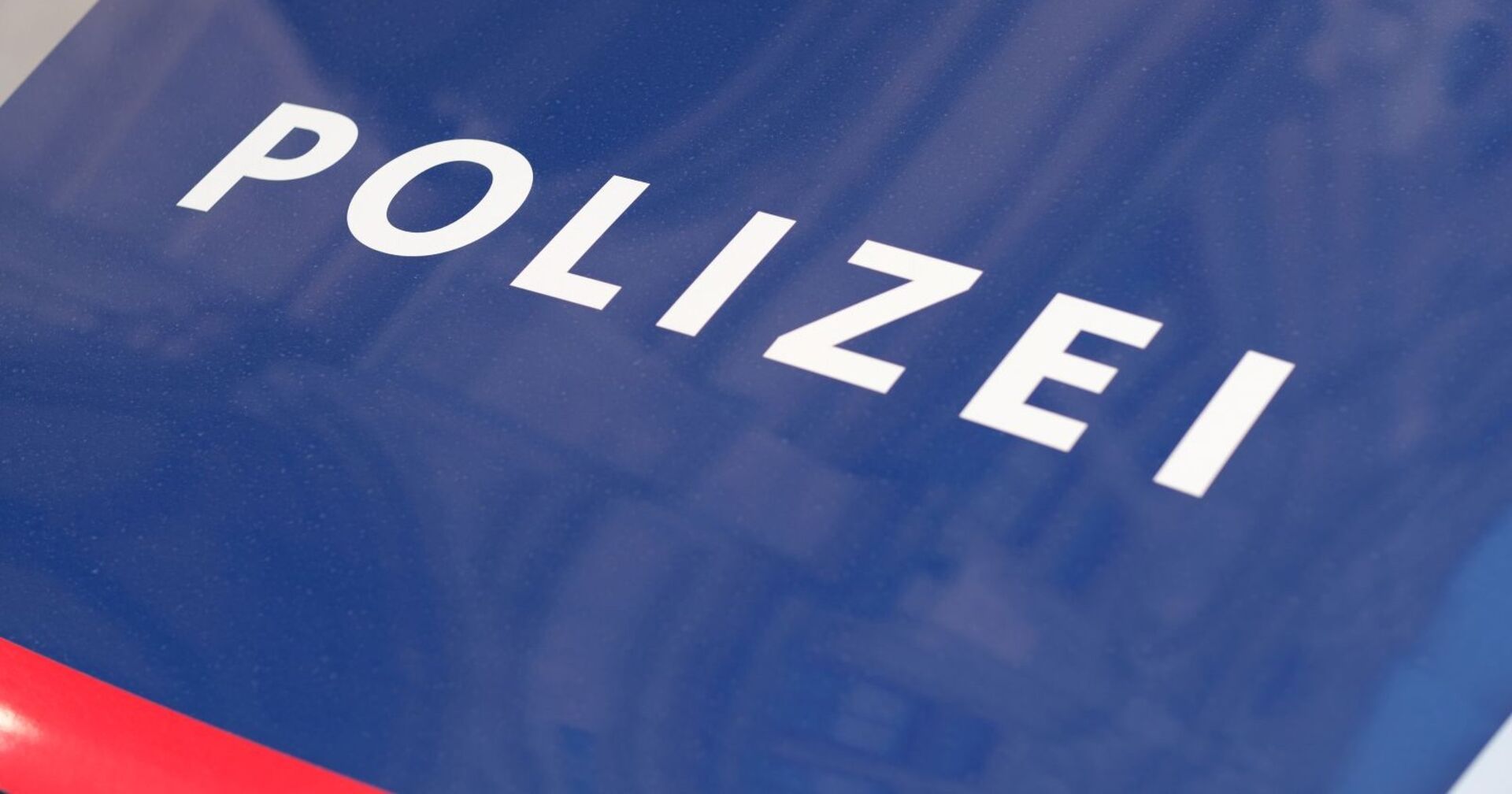 Motorhaube eines Polizeiwagens mit Schriftzug der Exekutivbehörde
