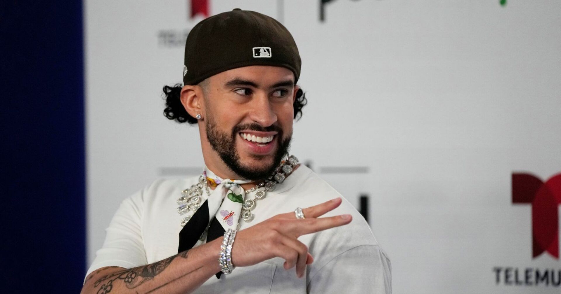 Bad Bunny lächelt