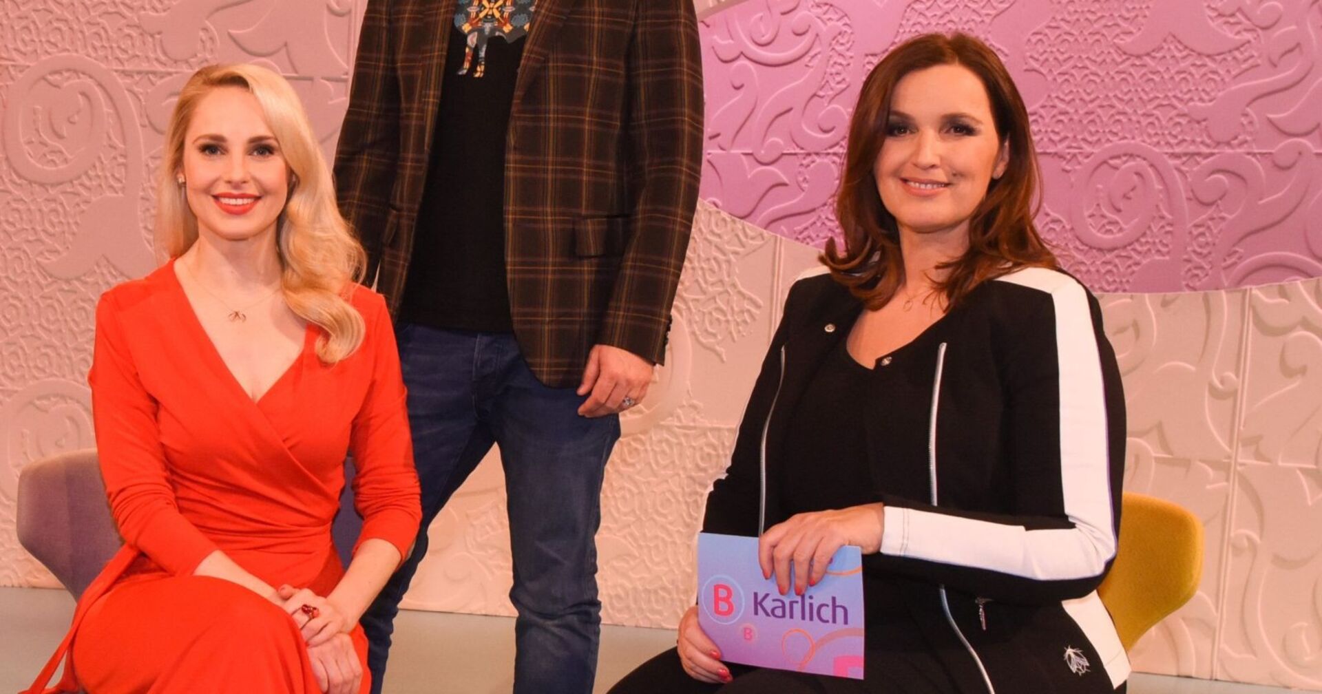 Silvia Schneider, Barbara Karlich sitzen im Studio