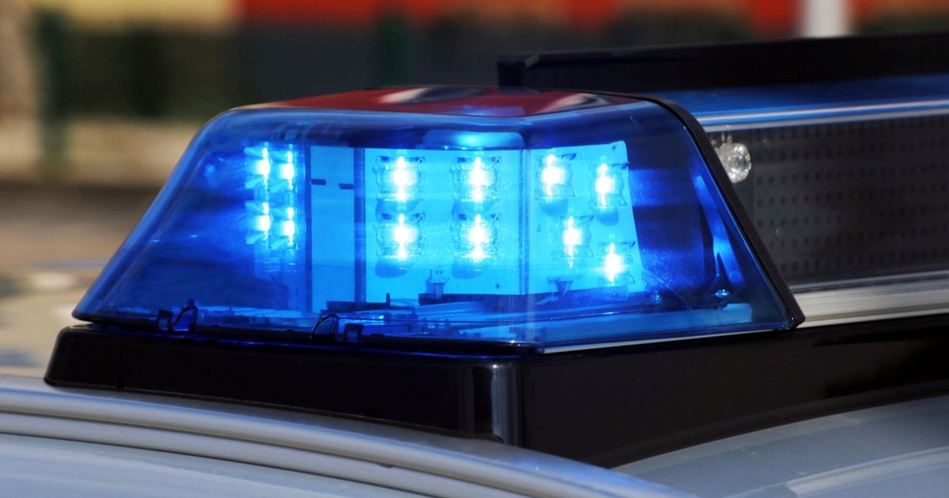Eingeschaltetes Blaulicht auf dem Dach eines Polizeiwagens