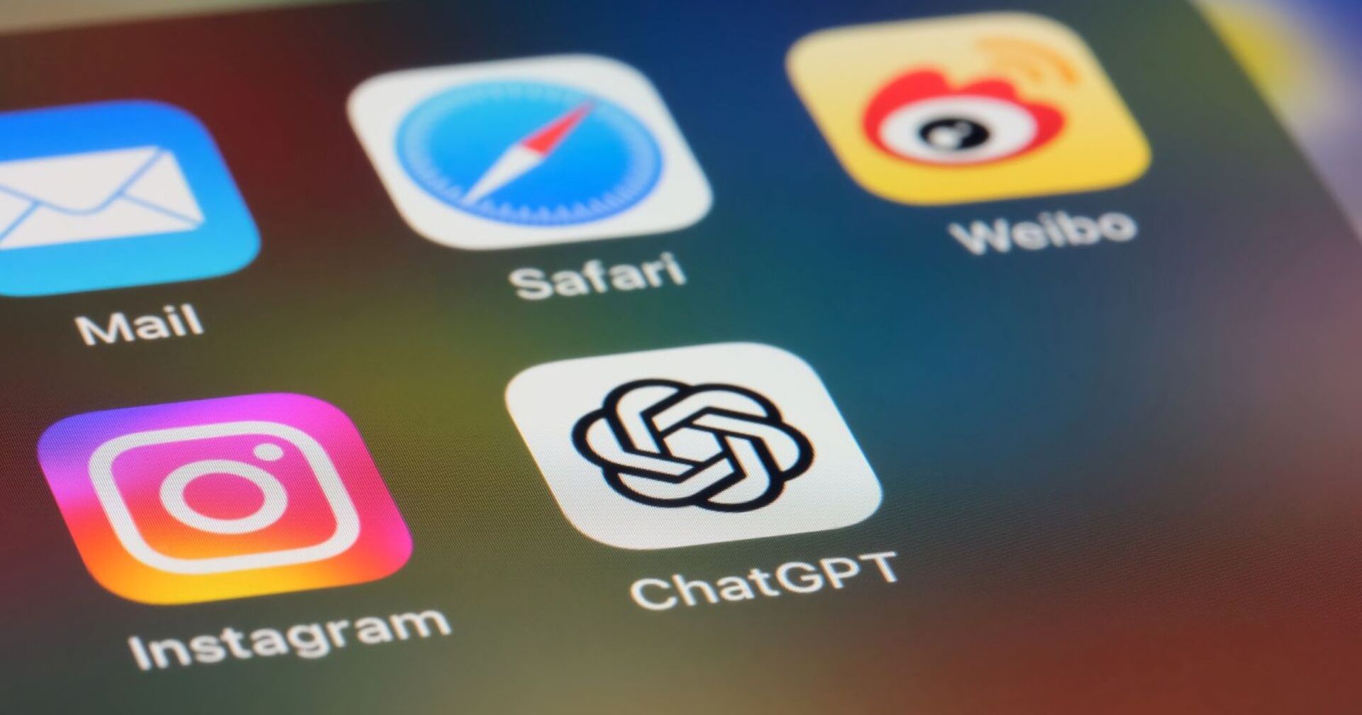 Homescreen eines iPhones mit Logos verschiedener Apps