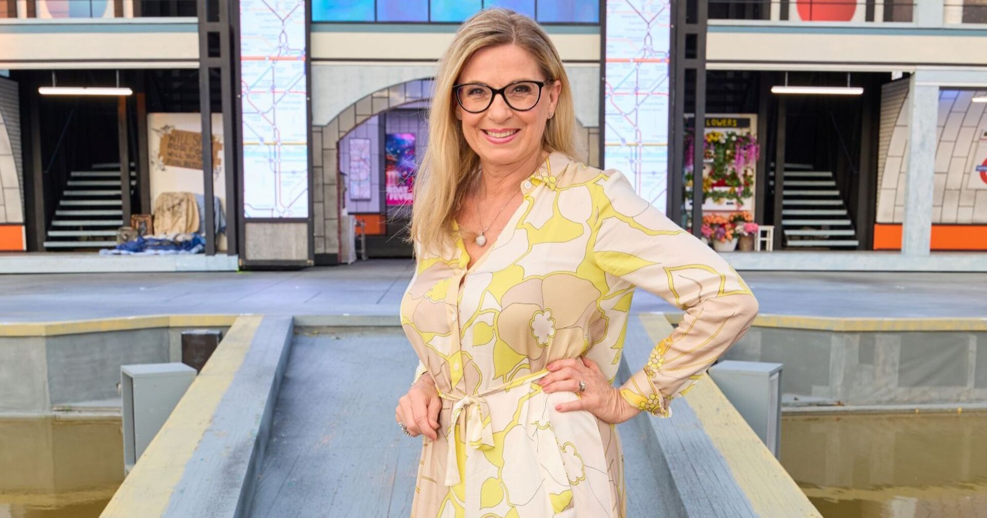 Christa Kummer in einem gelben Kleid